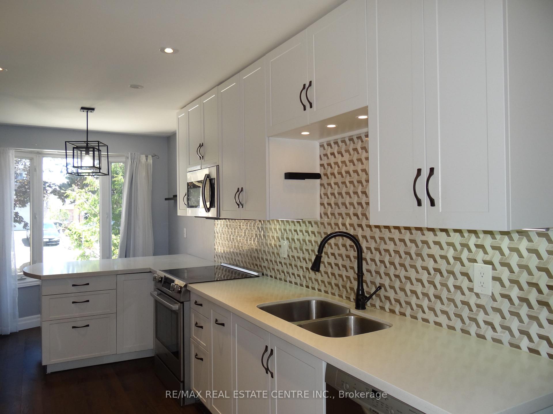 Photo 8 of 28 Rawling Crescent, Brampton, Heart Lake East — HOMEH