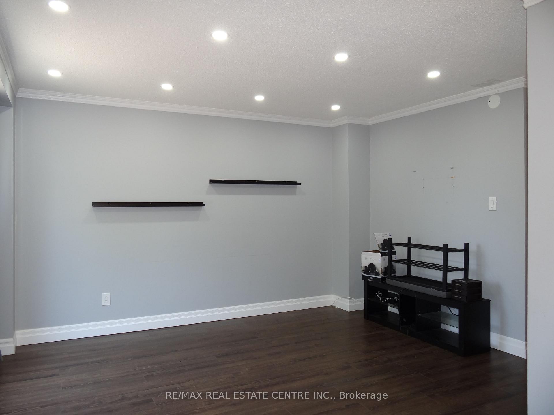Photo 10 of 28 Rawling Crescent, Brampton, Heart Lake East — HOMEH