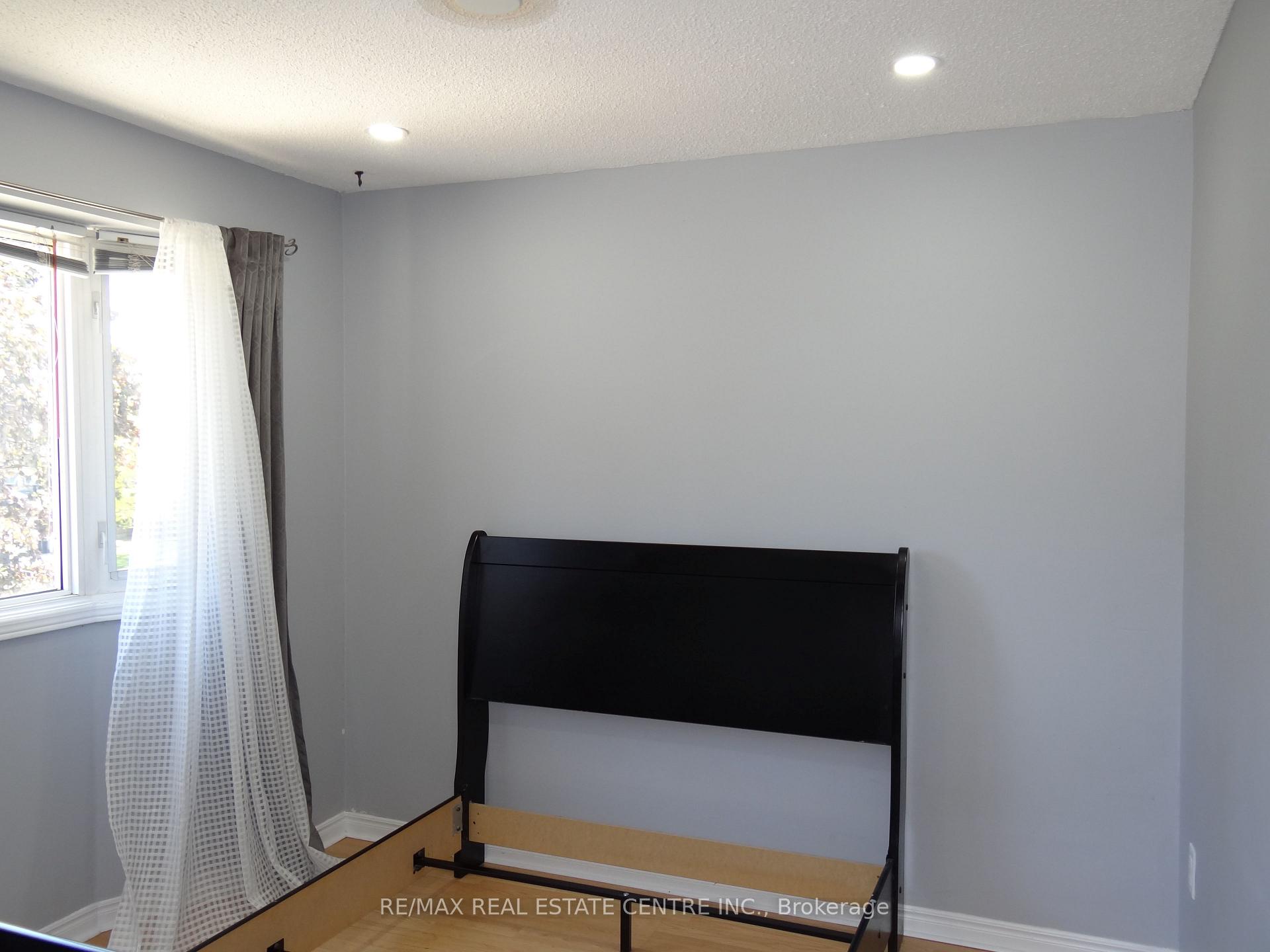 Photo 17 of 28 Rawling Crescent, Brampton, Heart Lake East — HOMEH
