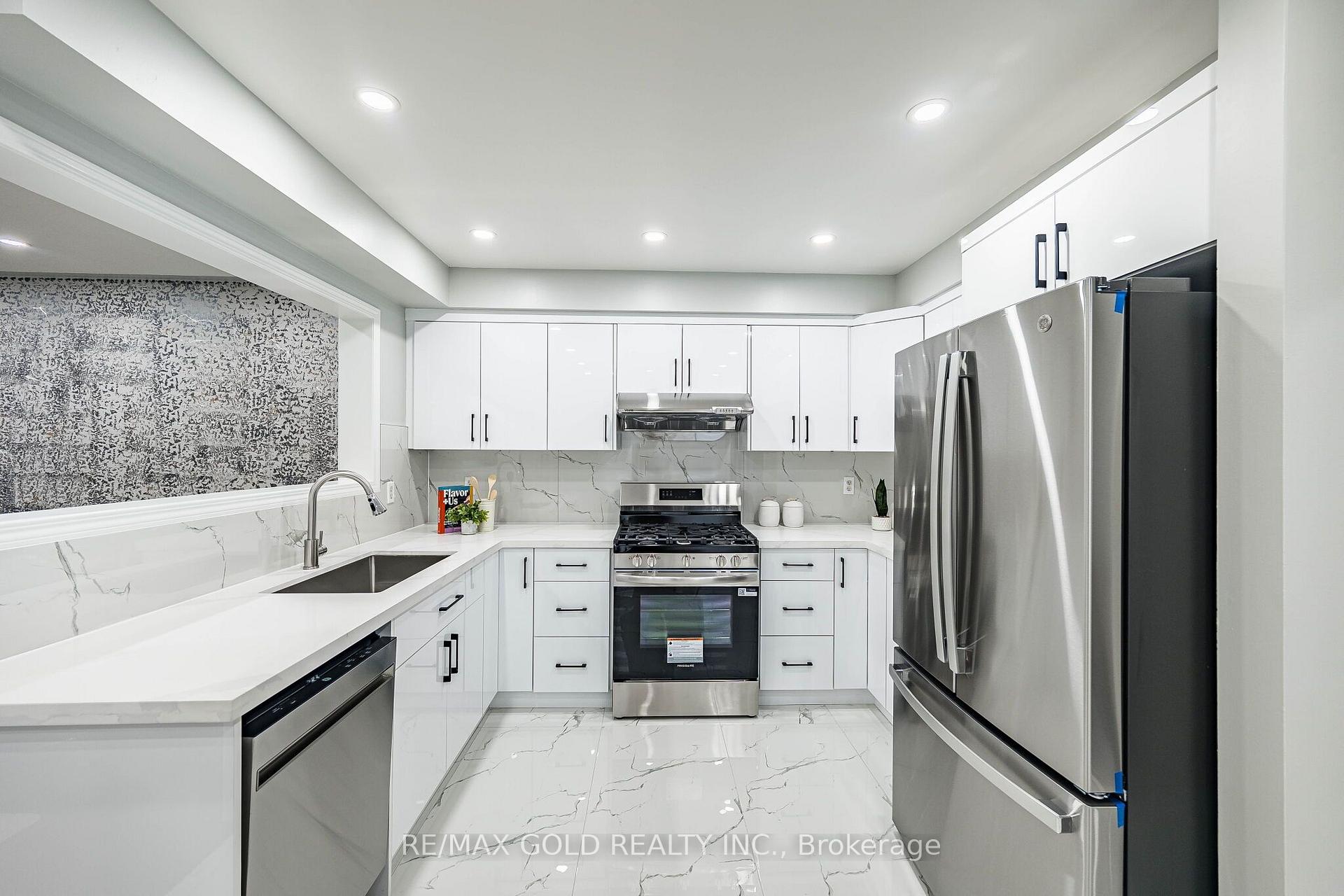 Photo 17 of 55 Secord Crescent, Brampton, Fletcher's Meadow — HOMEH