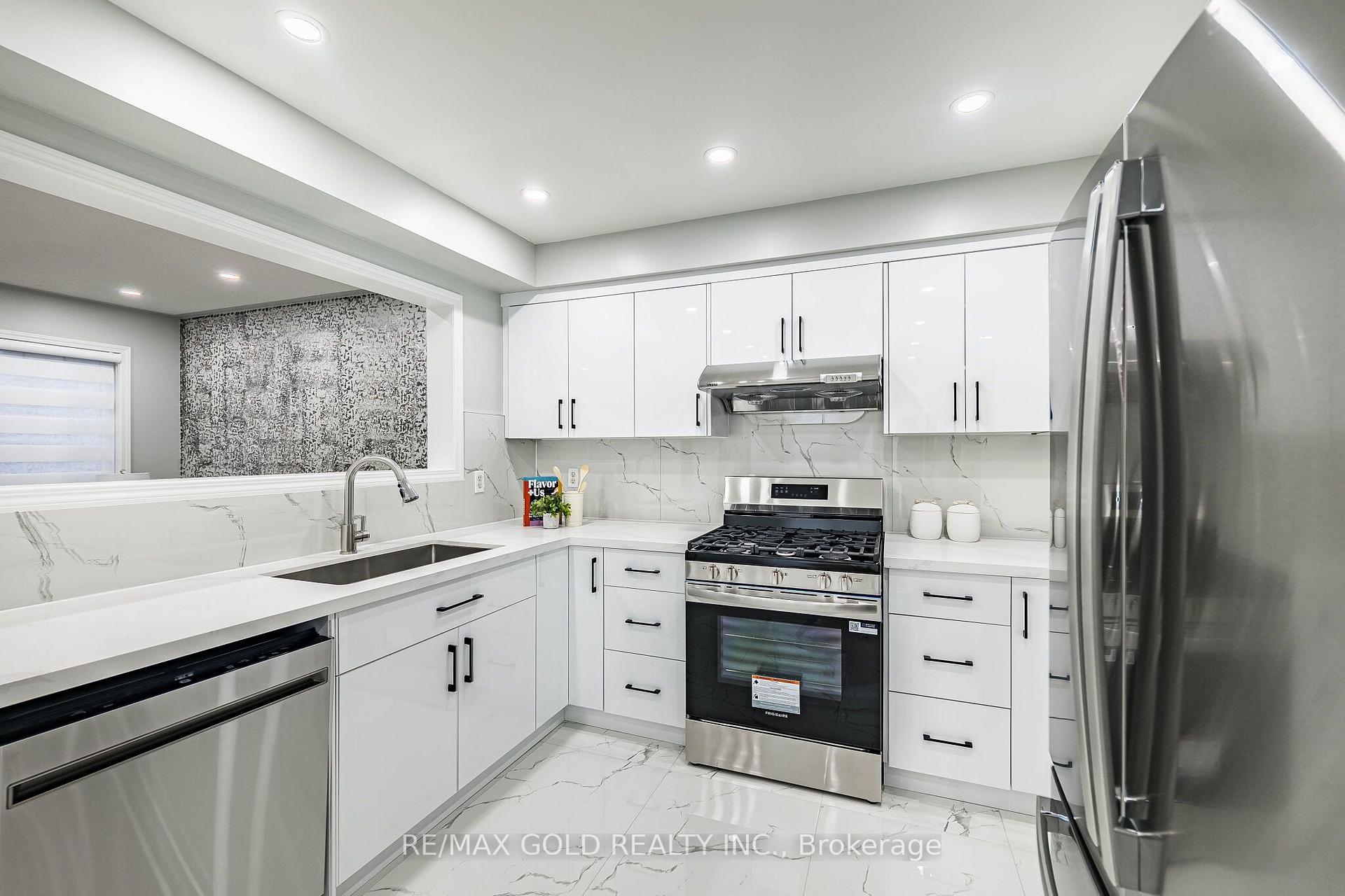 Photo 18 of 55 Secord Crescent, Brampton, Fletcher's Meadow — HOMEH