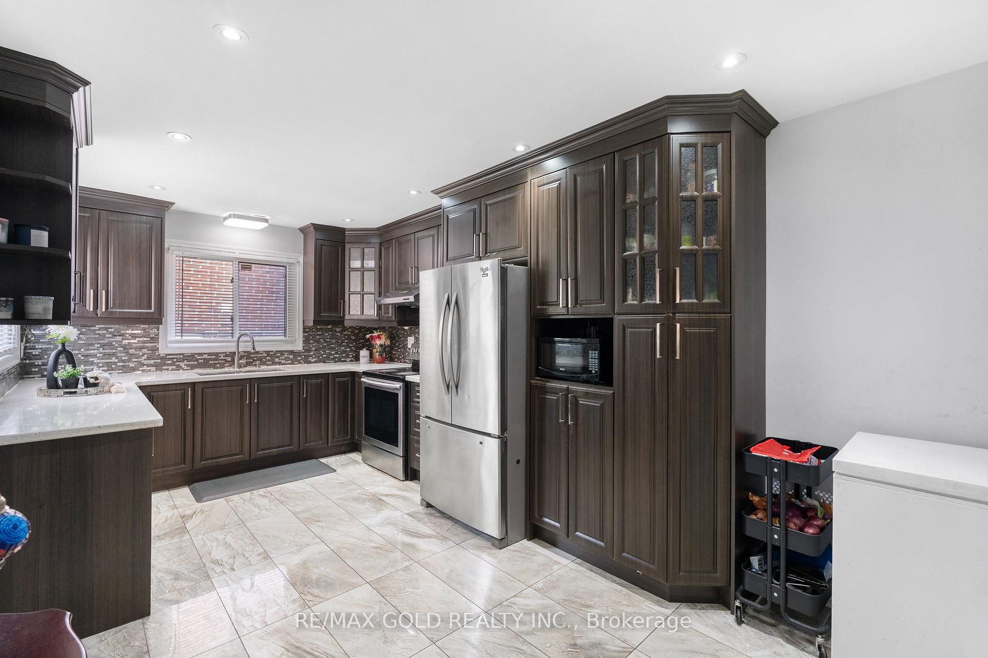 Photo 16 of 48 Maidstone Crescent, Brampton, Central Park — HOMEH