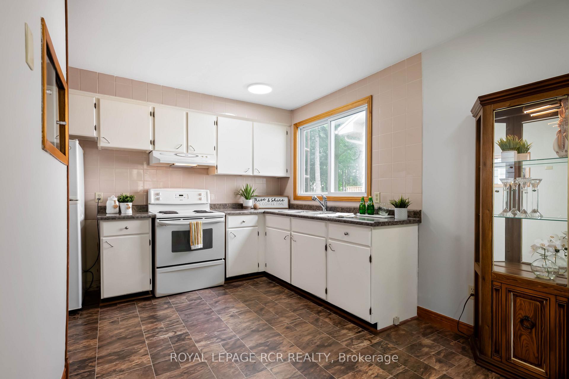Photo 20 of 427 Pineview Gardens, Shelburne — HOMEH