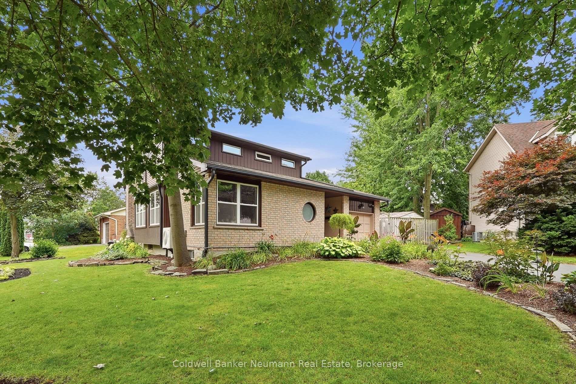 Photo 2 of 8 Pickwick Place, Guelph, Willow West/Sugarbush/West Acres — HOMEH