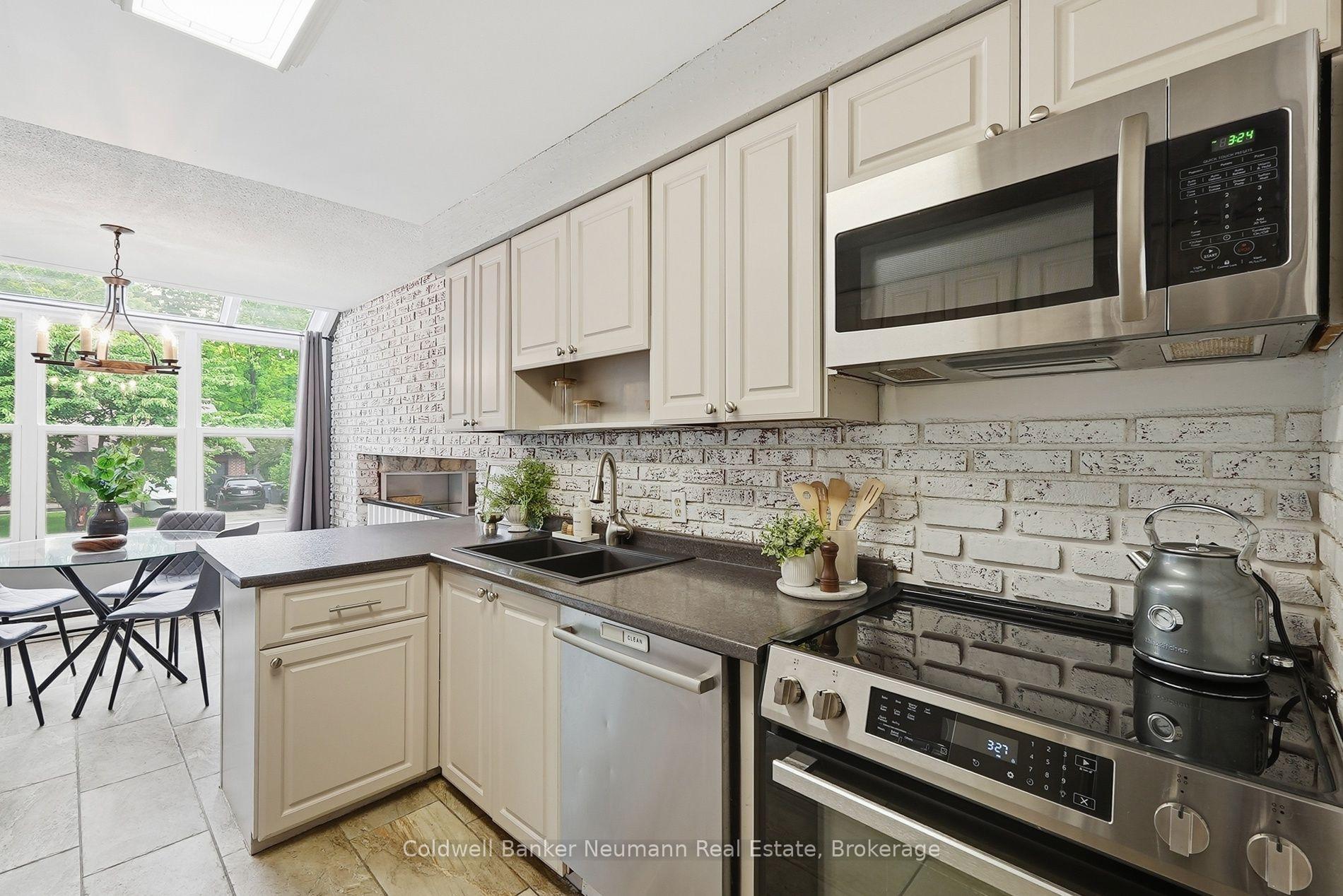 Photo 13 of 8 Pickwick Place, Guelph, Willow West/Sugarbush/West Acres — HOMEH