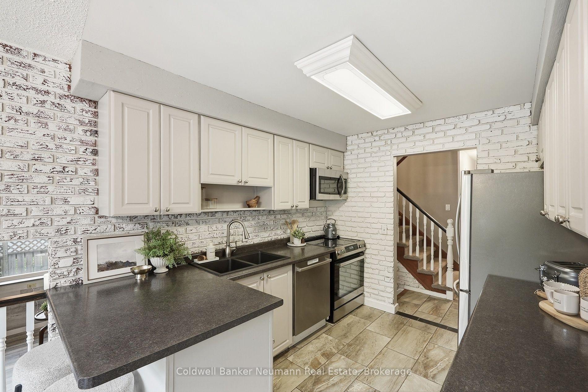 Photo 14 of 8 Pickwick Place, Guelph, Willow West/Sugarbush/West Acres — HOMEH
