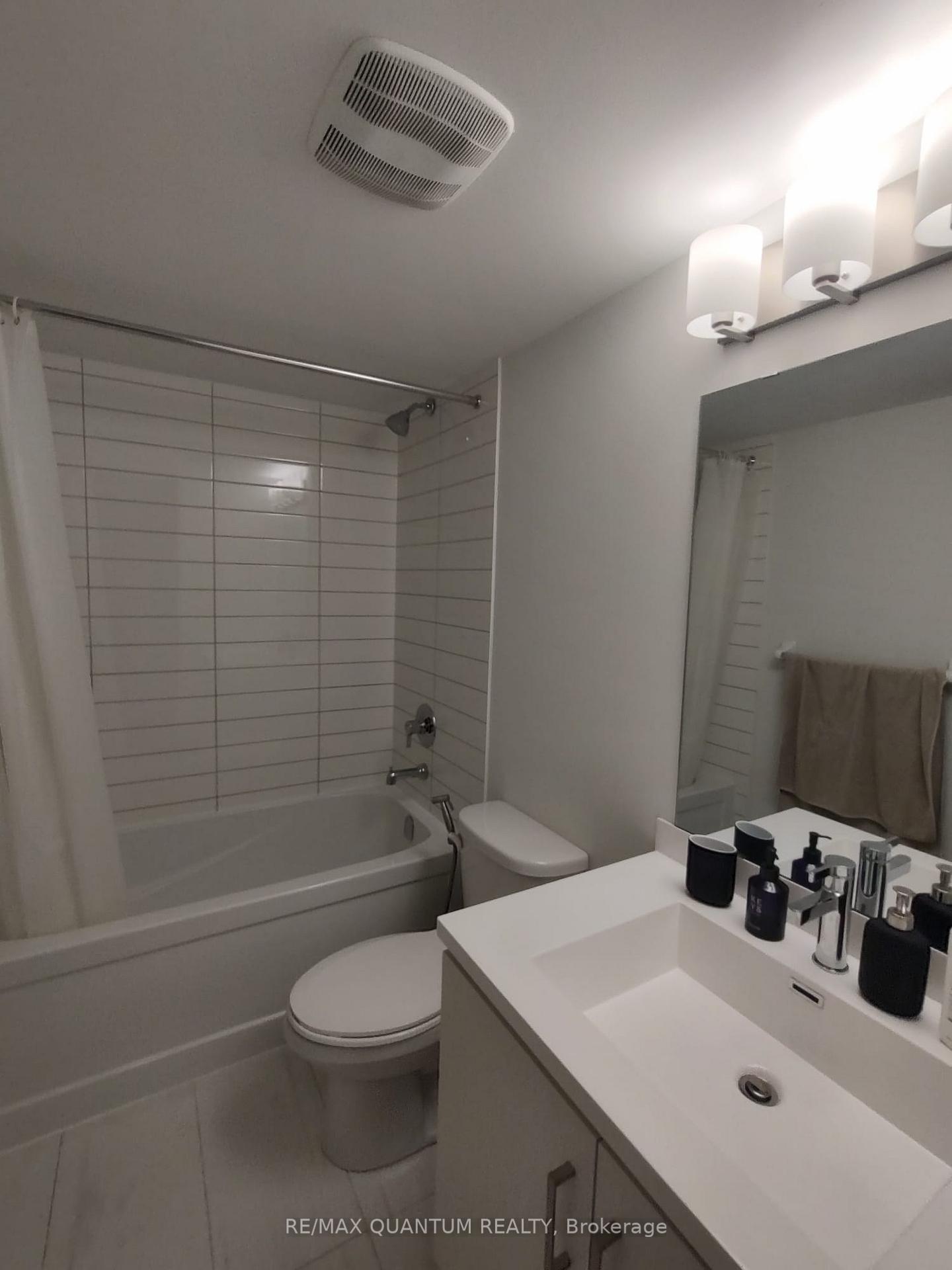 Photo 10 of Unit 32, 21 Honeycrisp Crescent, Vaughan, Vaughan Corporate Centre — HOMEH