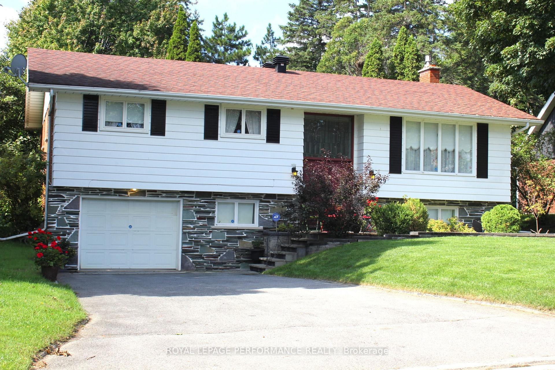 Photo 1 of 729 Iroquois Drive, Cornwall, Cornwall — HOMEH