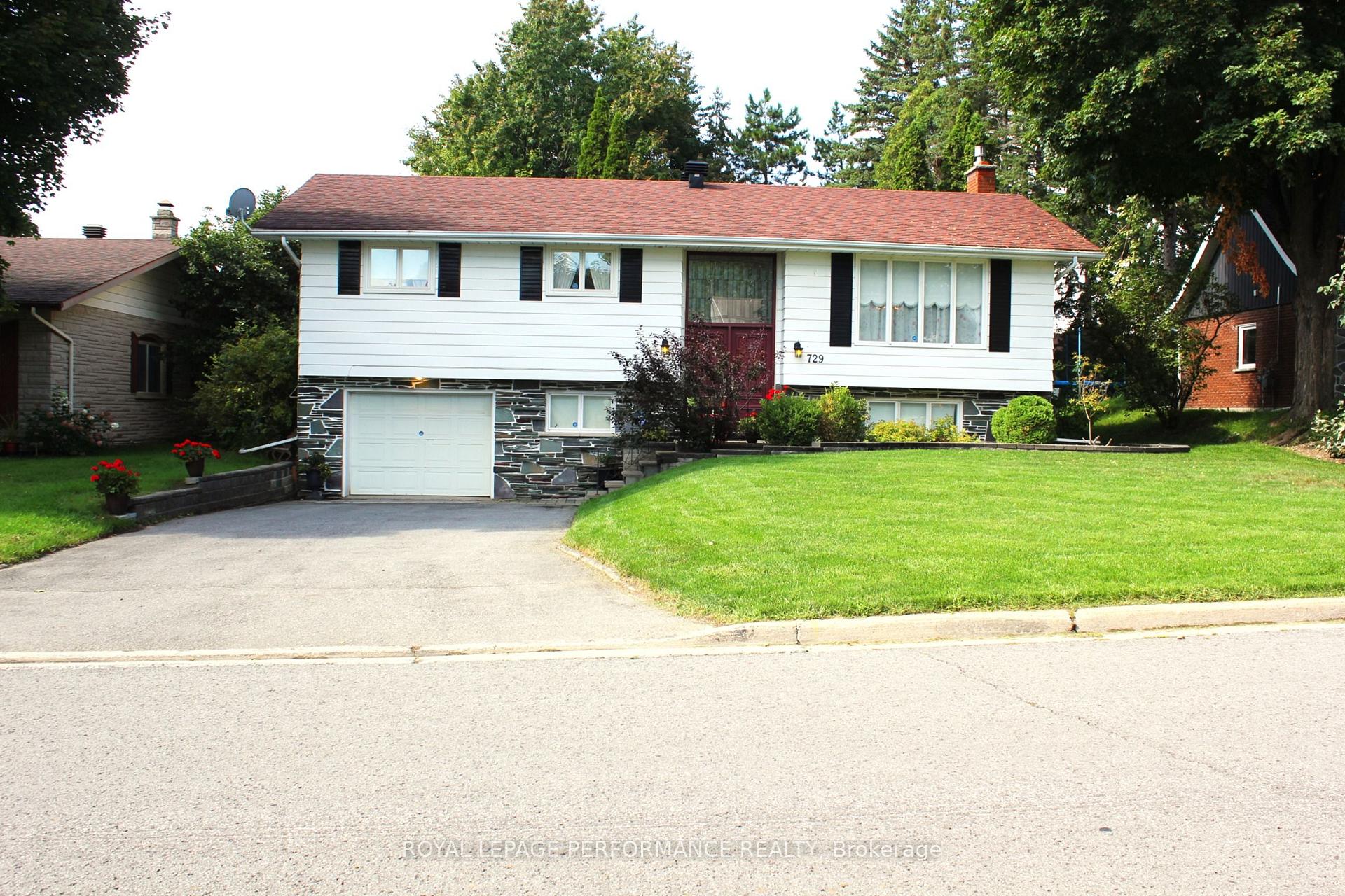 Photo 2 of 729 Iroquois Drive, Cornwall, Cornwall — HOMEH
