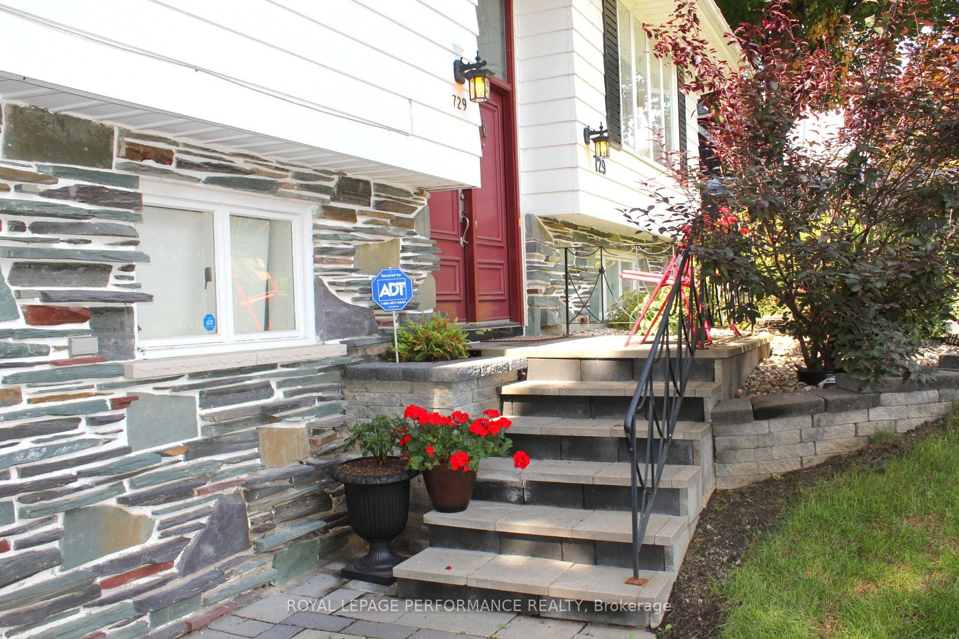 Photo 3 of 729 Iroquois Drive, Cornwall, Cornwall — HOMEH
