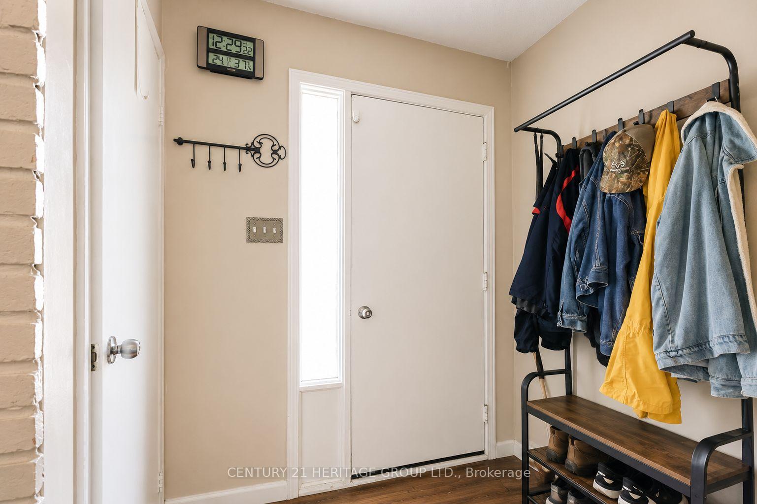 Photo 2 of 85 Chaucer Crescent, Barrie, Letitia Heights — HOMEH