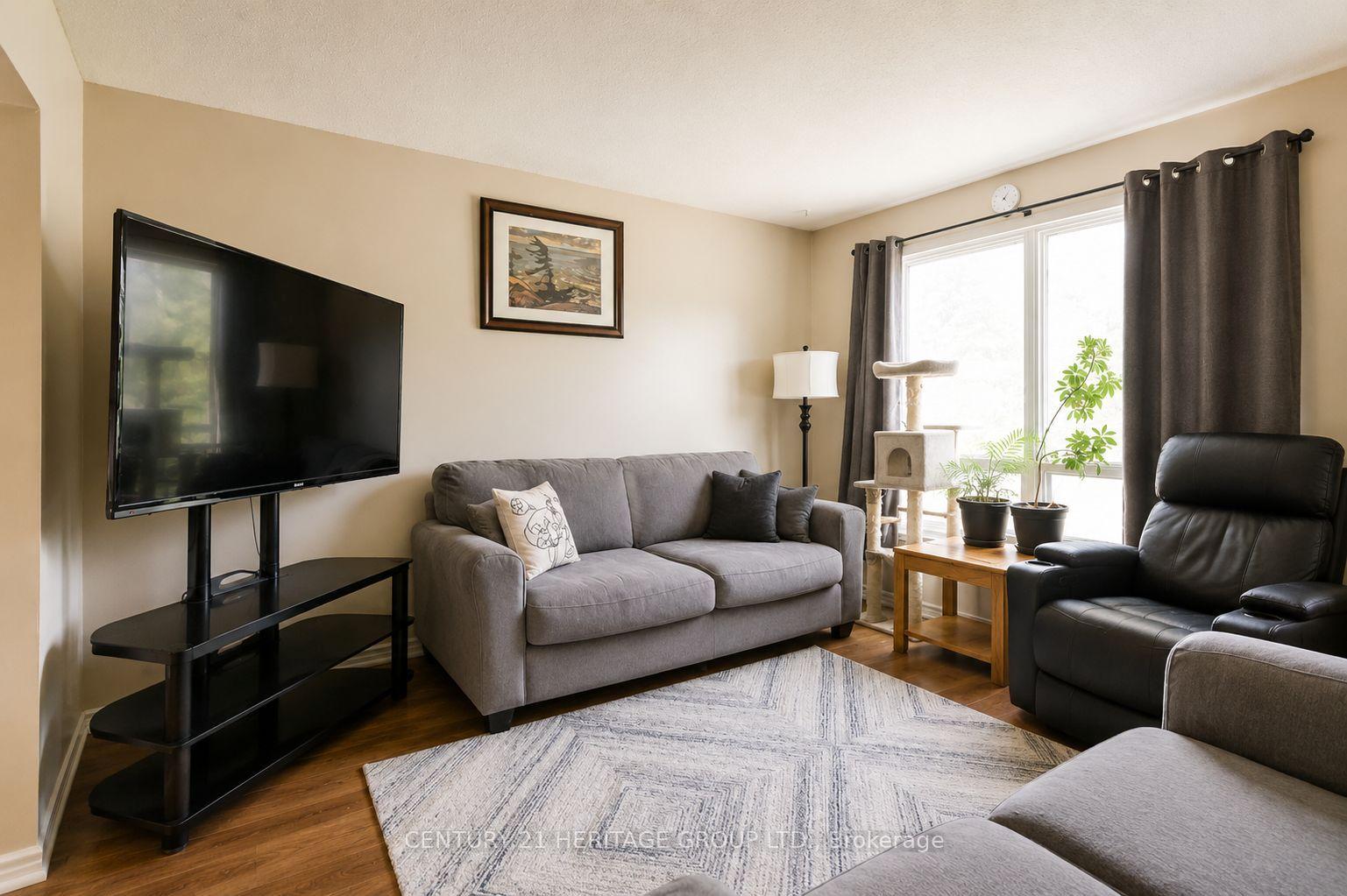 Photo 3 of 85 Chaucer Crescent, Barrie, Letitia Heights — HOMEH