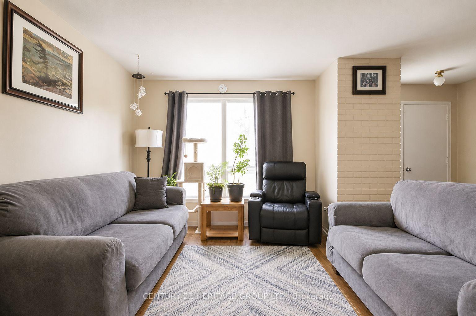 Photo 4 of 85 Chaucer Crescent, Barrie, Letitia Heights — HOMEH
