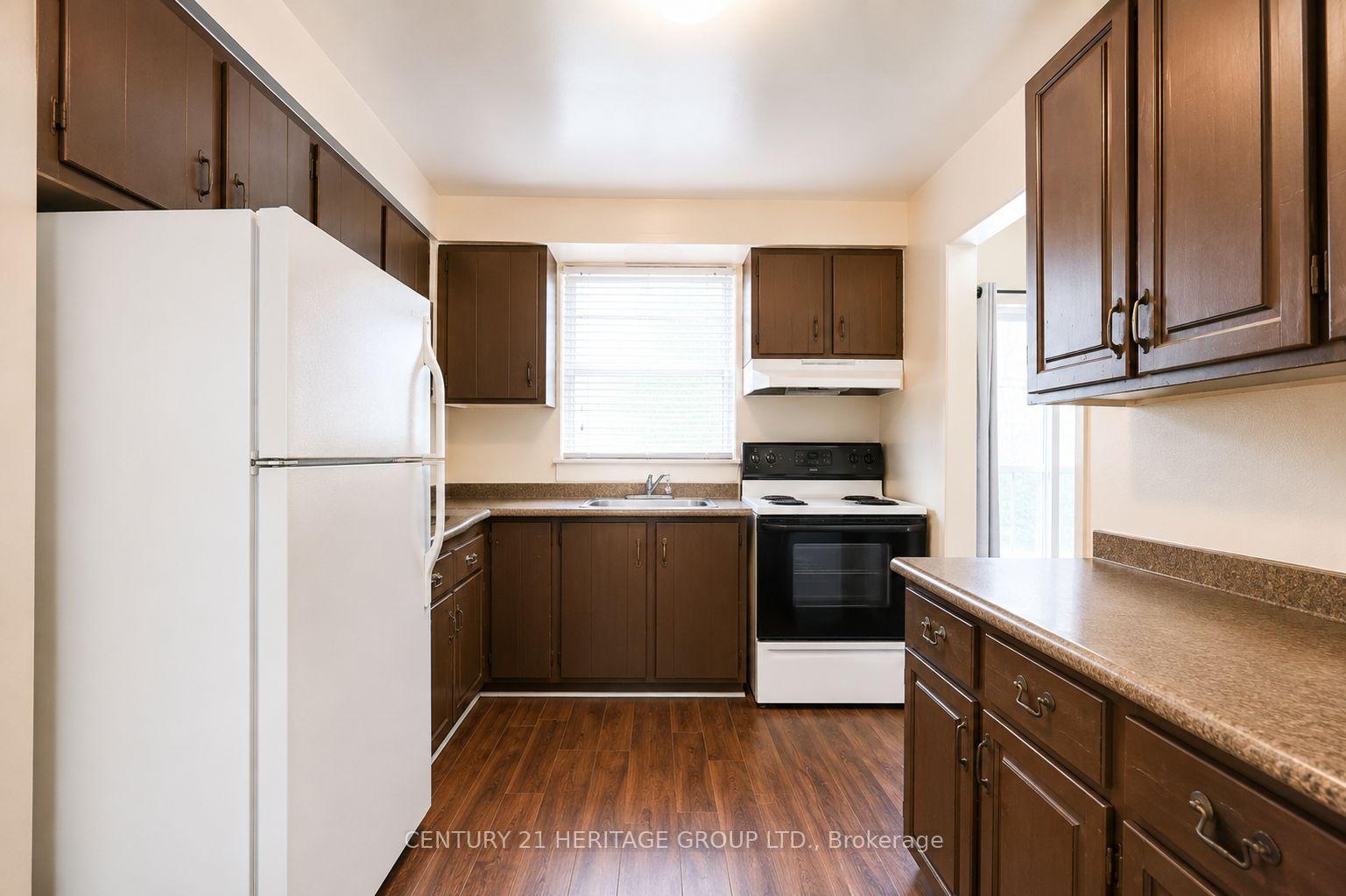 Photo 6 of 85 Chaucer Crescent, Barrie, Letitia Heights — HOMEH