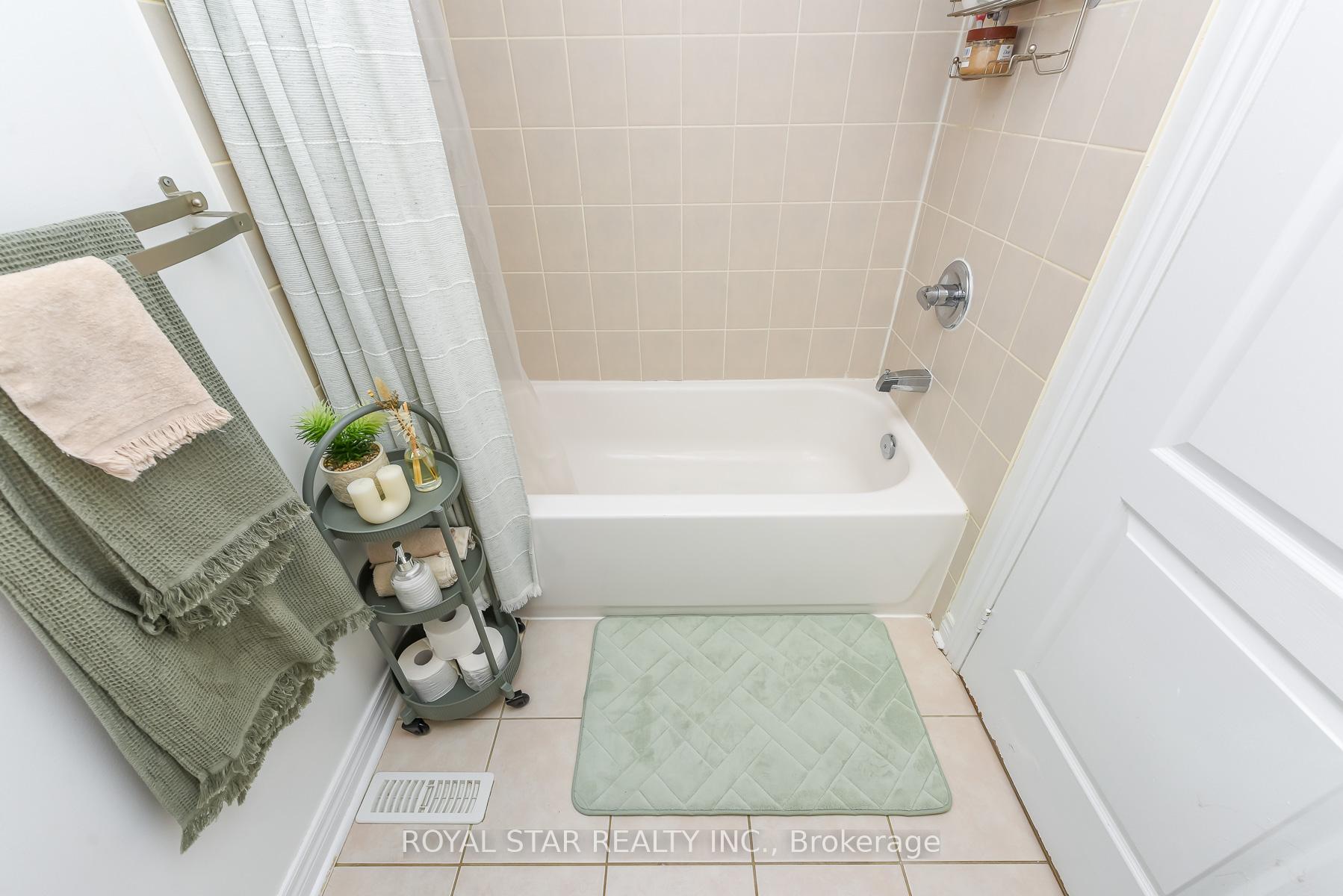 Photo 27 of 38 Robitaille Drive, Brampton, Sandringham-Wellington — HOMEH