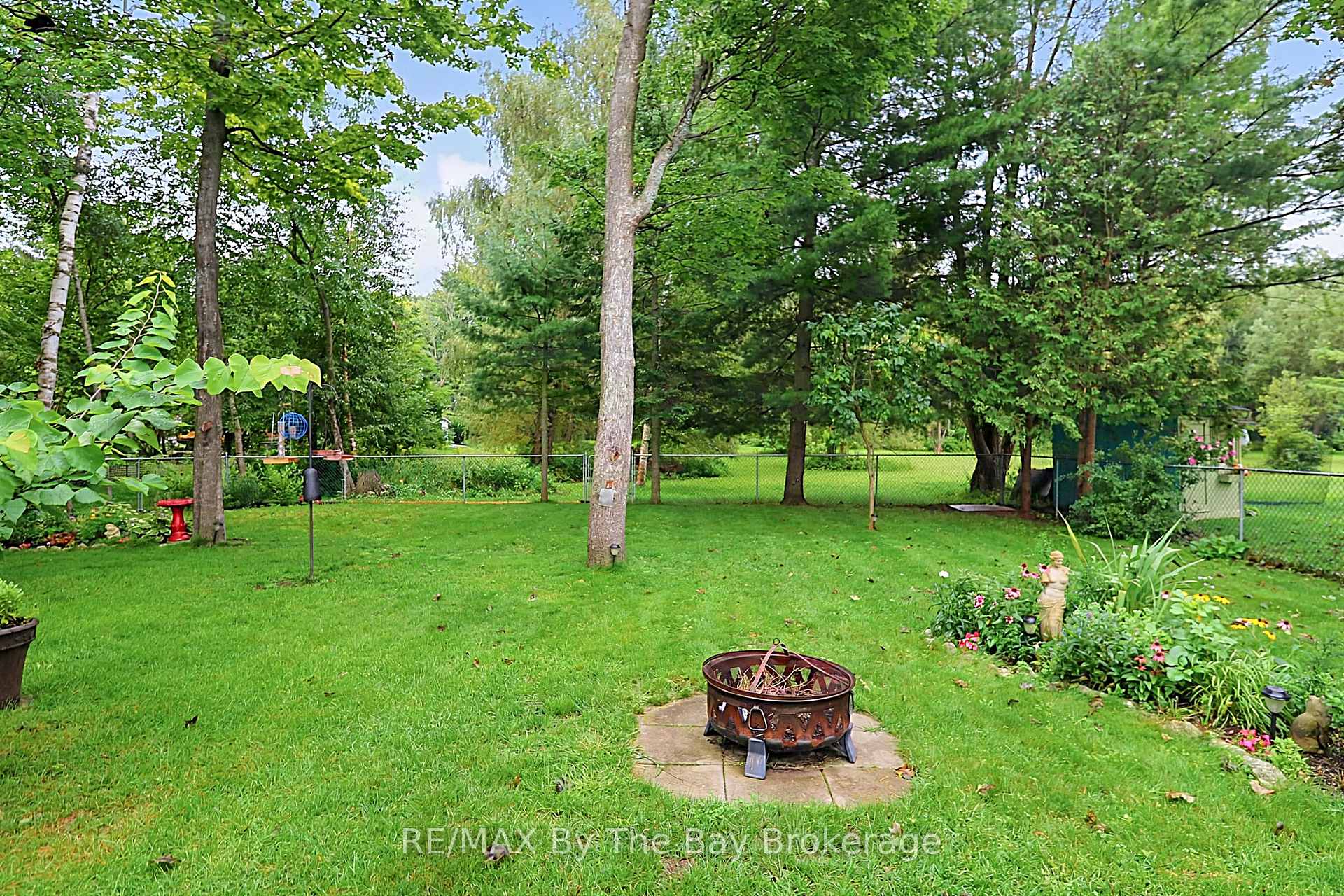 Photo 2 of 49 Royal Beech Drive, Wasaga Beach — HOMEH