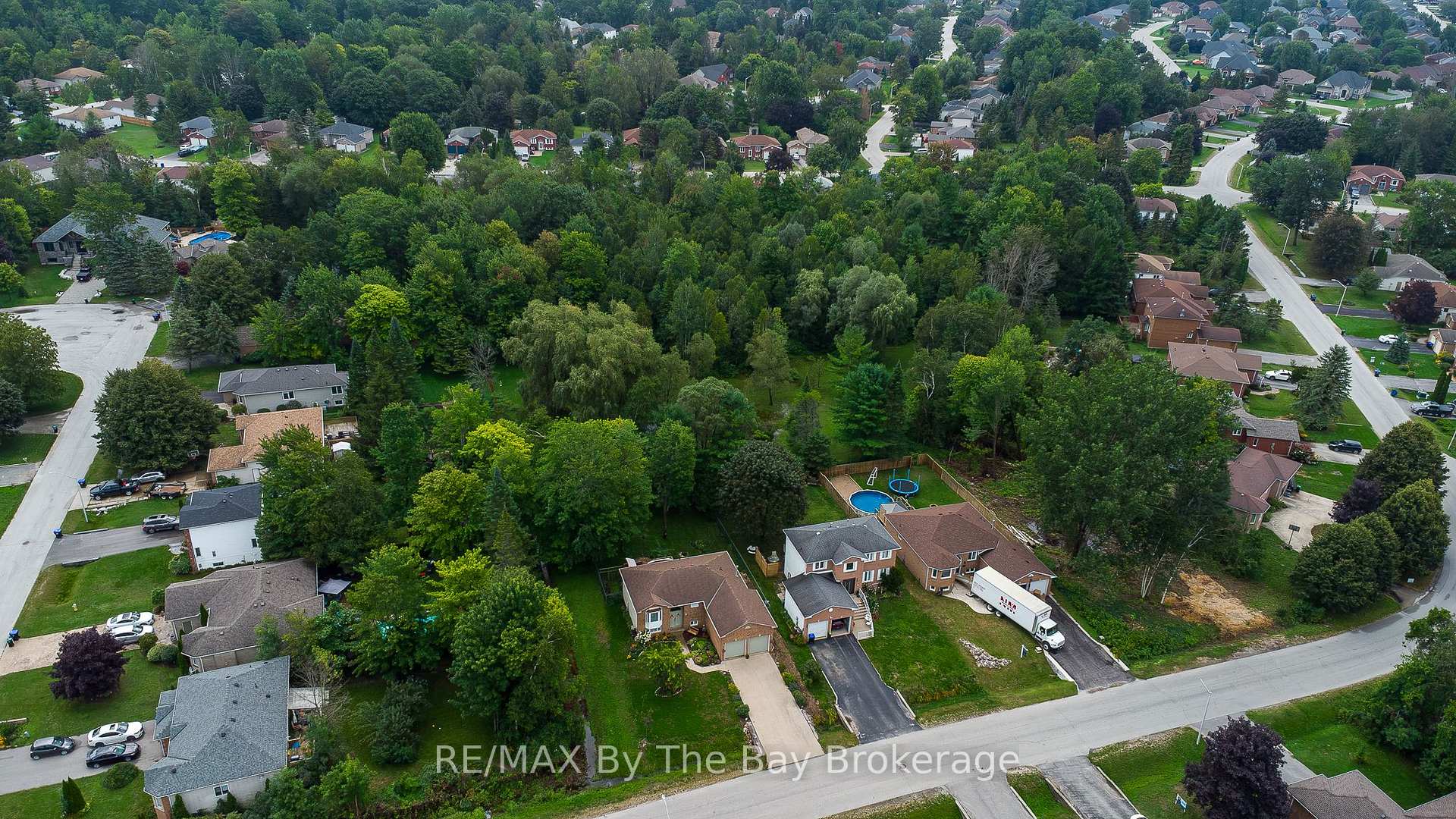 Photo 5 of 49 Royal Beech Drive, Wasaga Beach — HOMEH