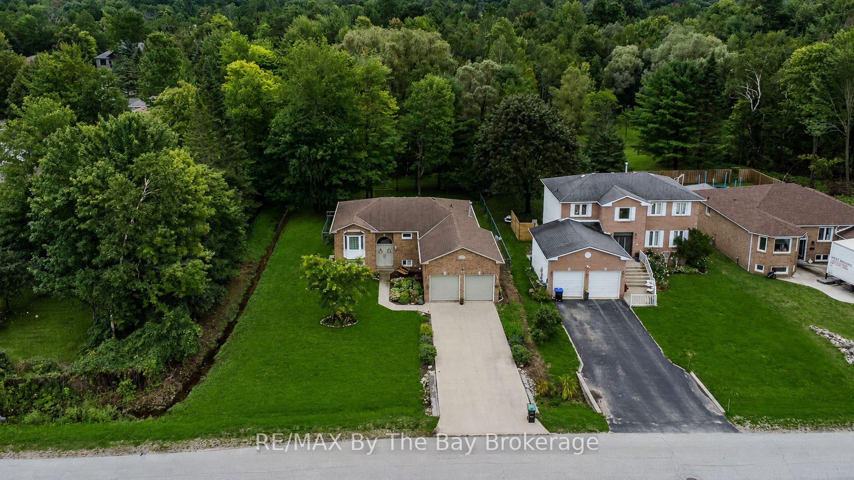 Photo 8 of 49 Royal Beech Drive, Wasaga Beach — HOMEH