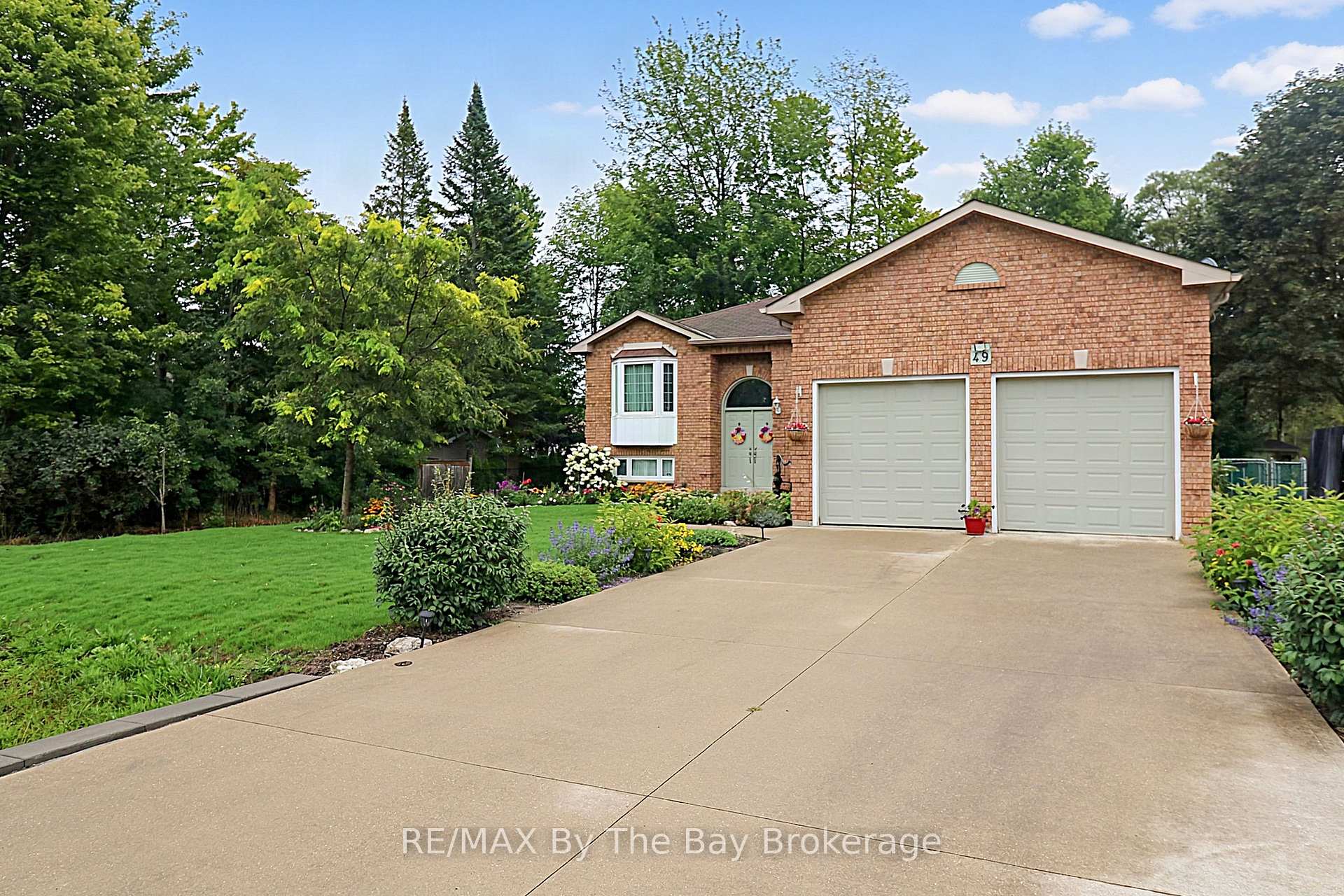 Photo 9 of 49 Royal Beech Drive, Wasaga Beach — HOMEH
