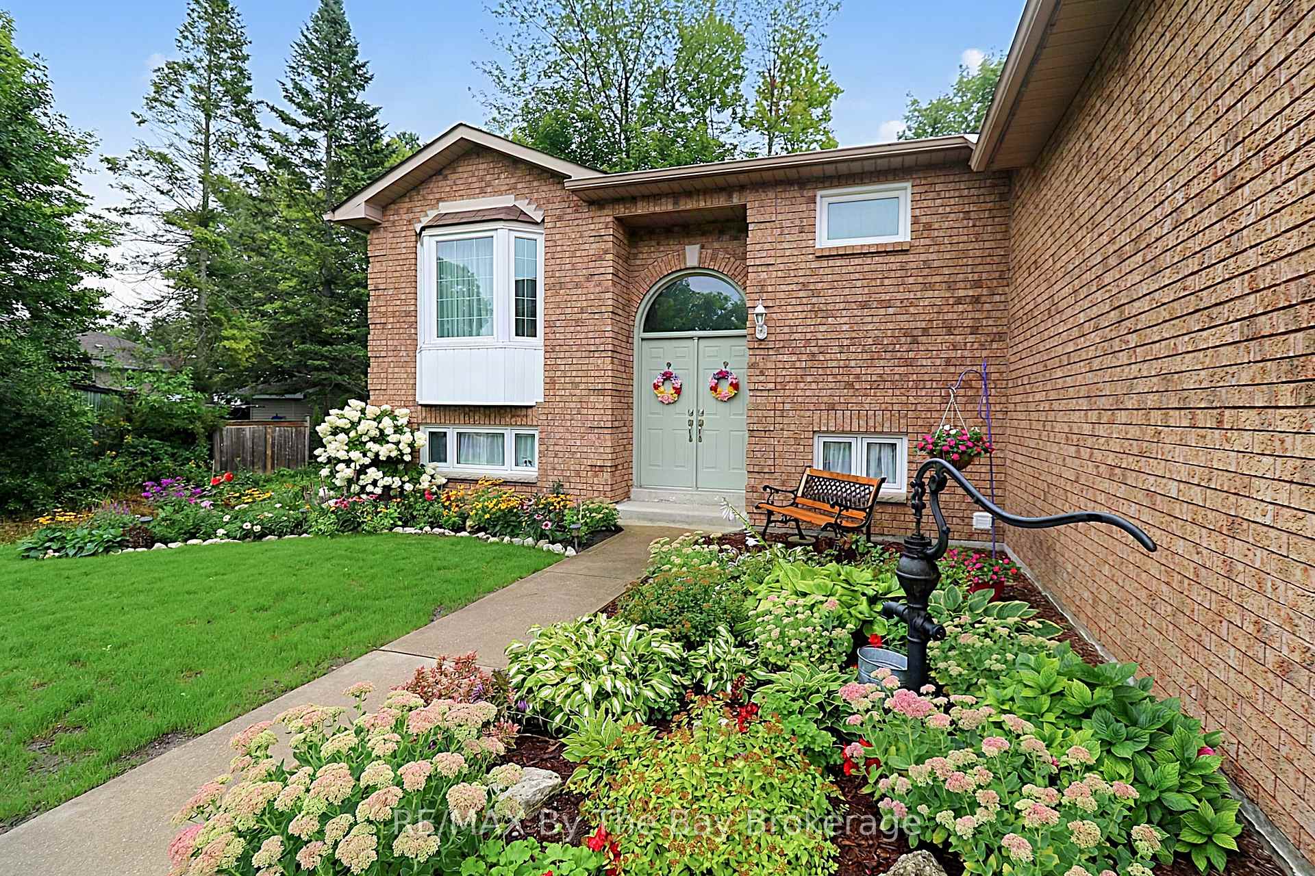 Photo 10 of 49 Royal Beech Drive, Wasaga Beach — HOMEH