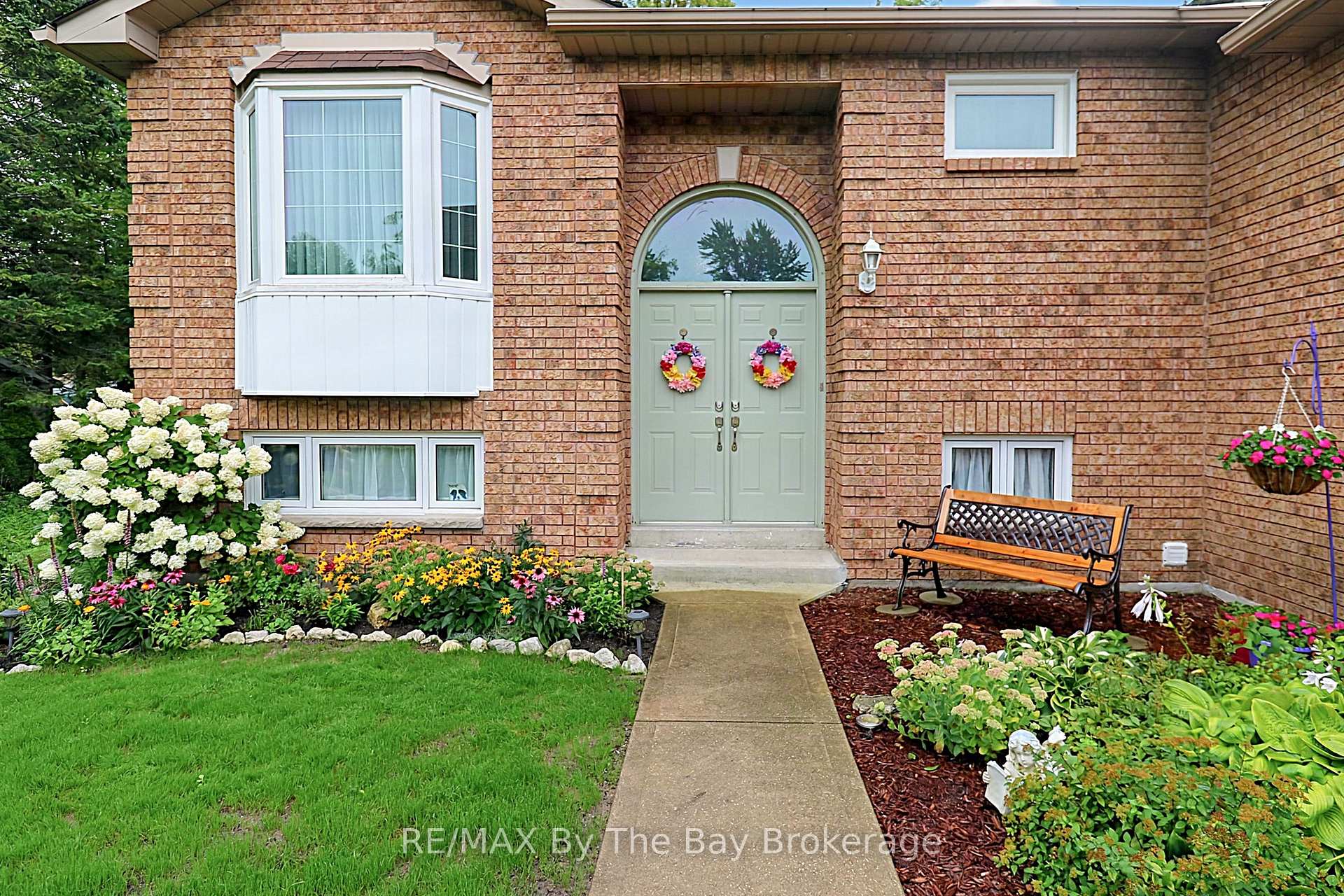 Photo 11 of 49 Royal Beech Drive, Wasaga Beach — HOMEH