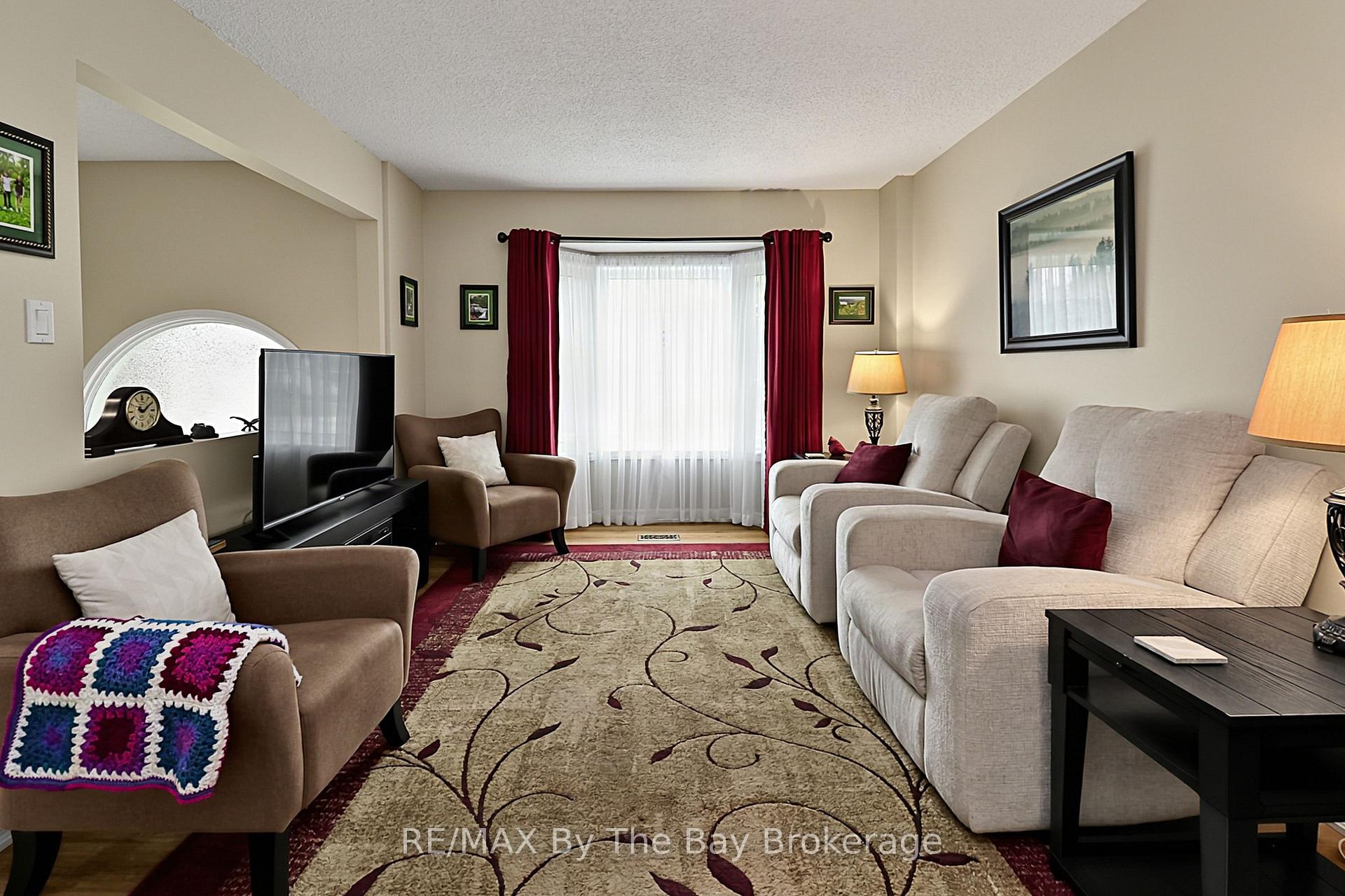 Photo 13 of 49 Royal Beech Drive, Wasaga Beach — HOMEH