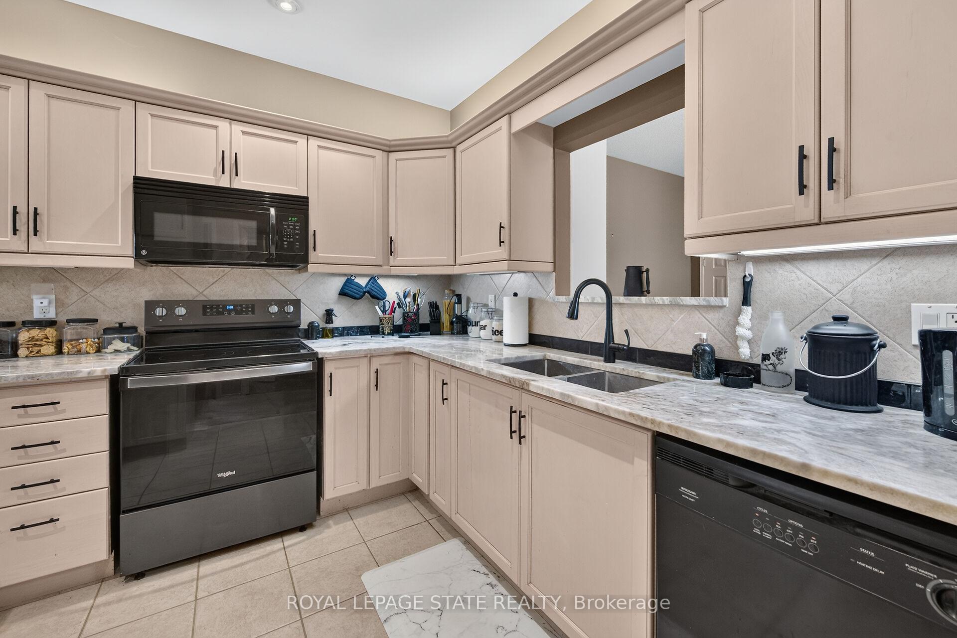 Photo 16 of 159 Thoroughbred Boulevard, Hamilton, Meadowlands — HOMEH