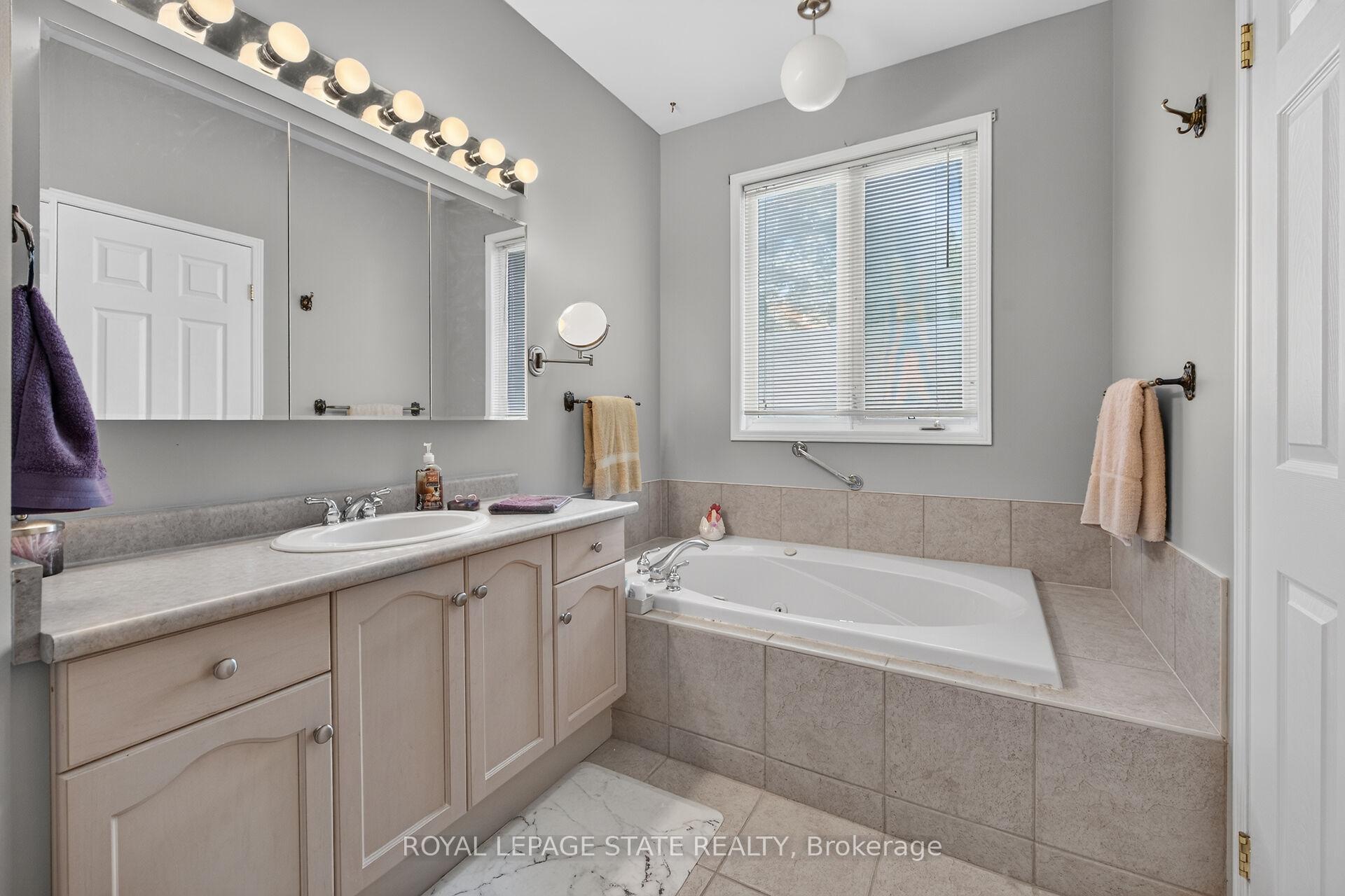 Photo 24 of 159 Thoroughbred Boulevard, Hamilton, Meadowlands — HOMEH
