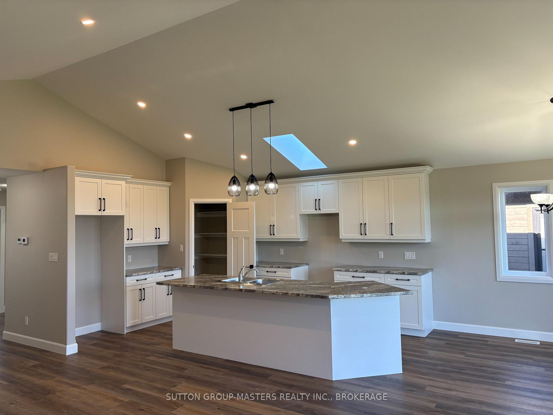 Photo 2 of 812 Windermere Drive, Kingston, City Northwest — HOMEH