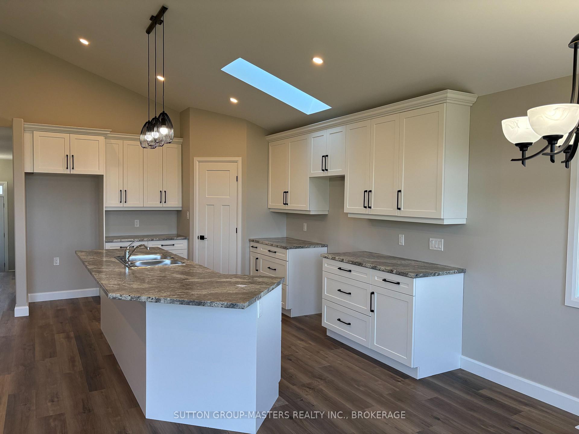 Photo 3 of 812 Windermere Drive, Kingston, City Northwest — HOMEH
