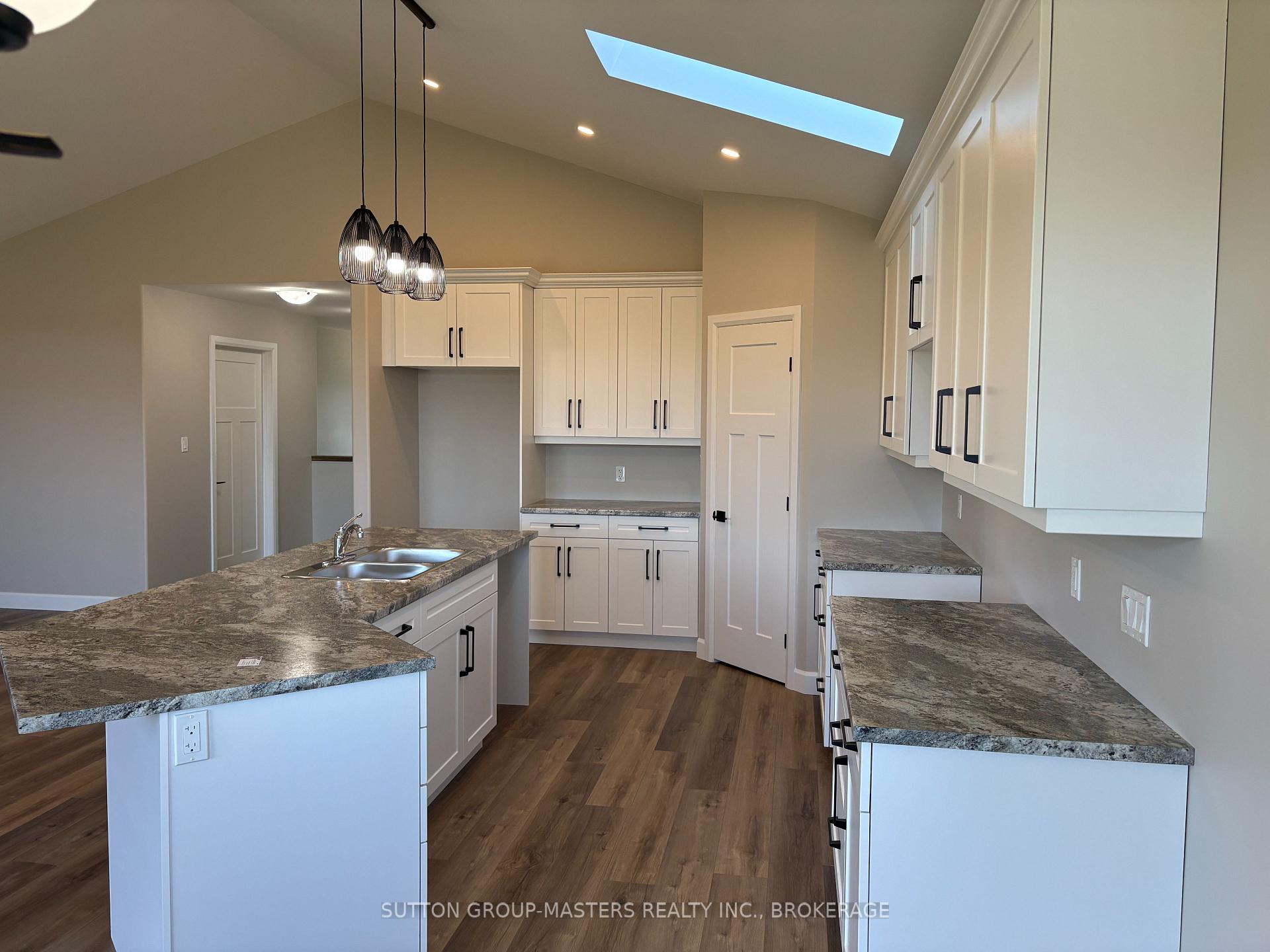 Photo 4 of 812 Windermere Drive, Kingston, City Northwest — HOMEH