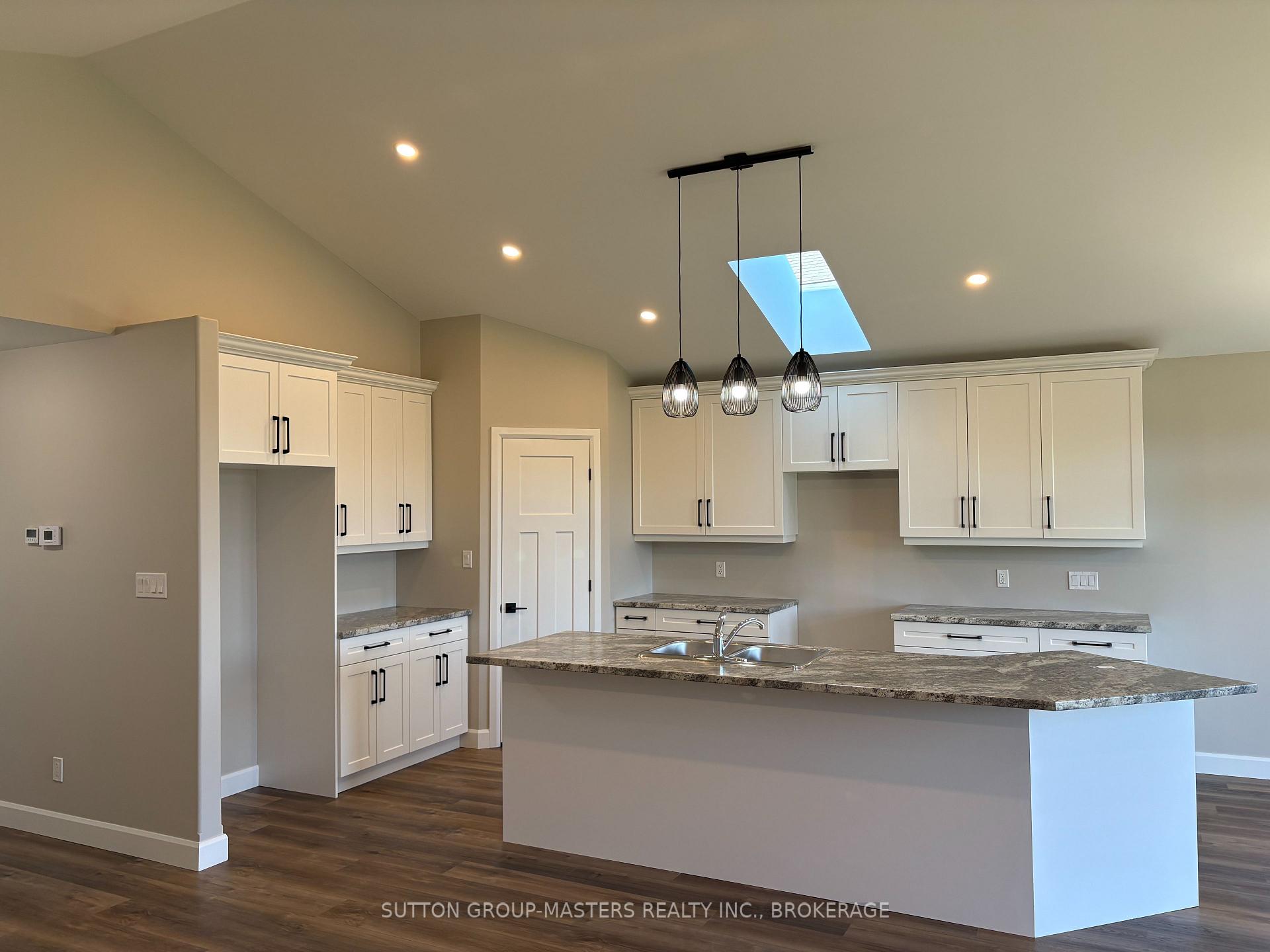 Photo 5 of 812 Windermere Drive, Kingston, City Northwest — HOMEH