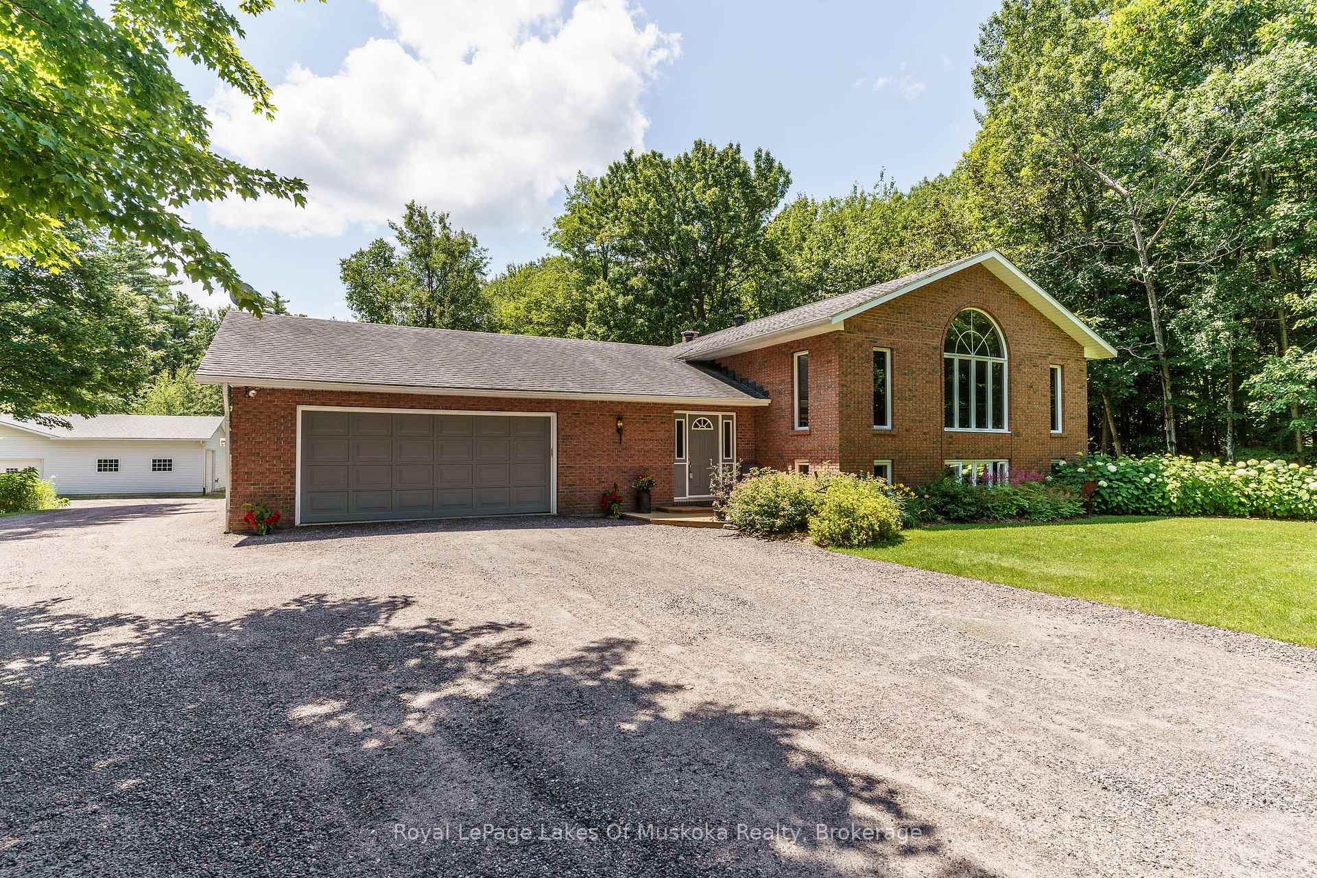 Photo 2 of 1020 Amelia Crescent, Gravenhurst, Morrison — HOMEH