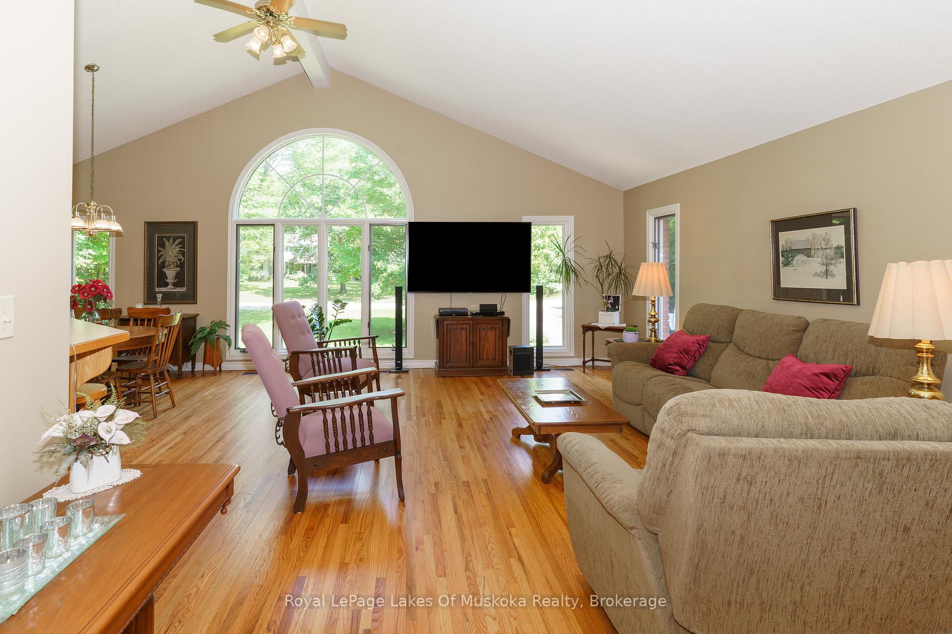 Photo 8 of 1020 Amelia Crescent, Gravenhurst, Morrison — HOMEH