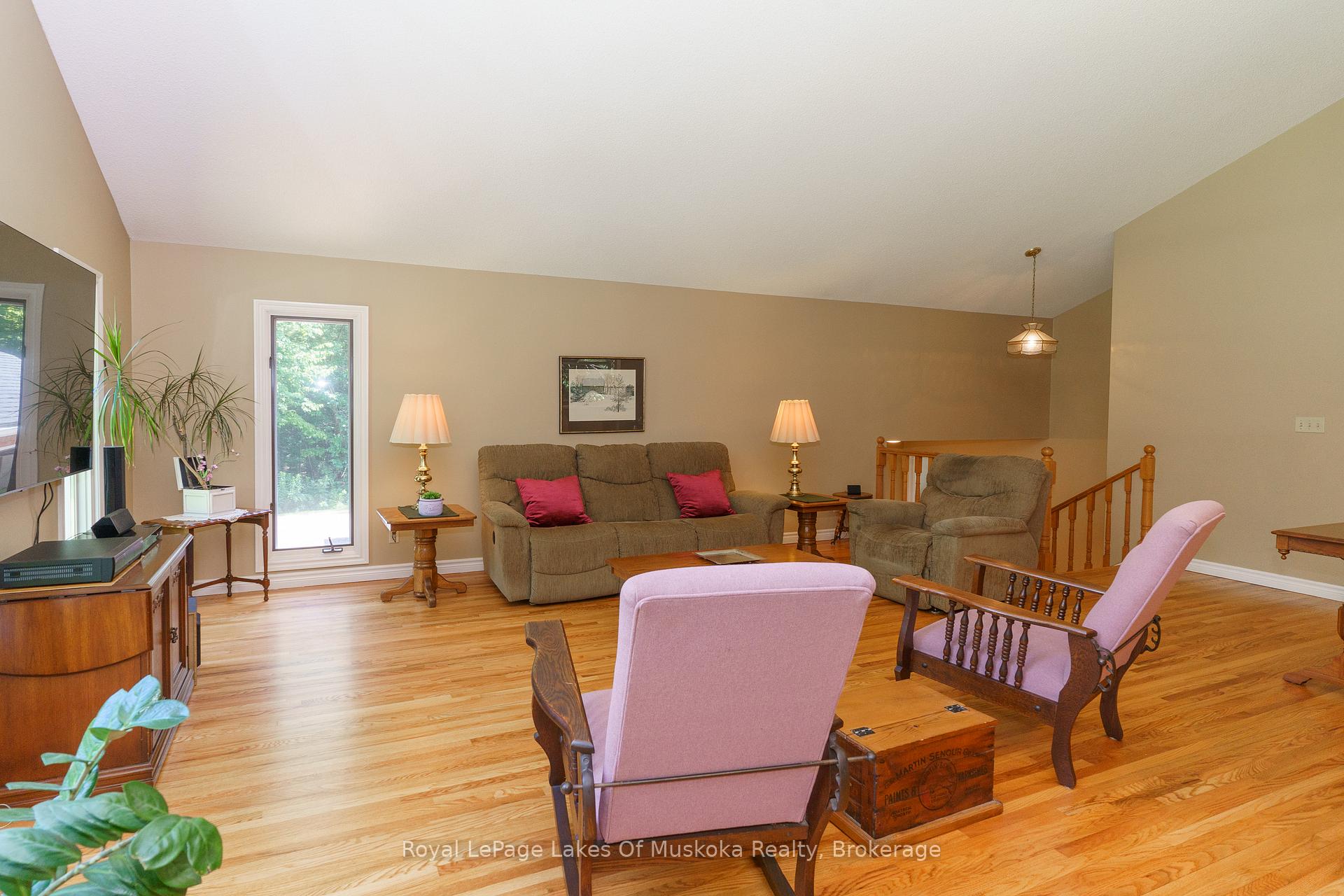 Photo 10 of 1020 Amelia Crescent, Gravenhurst, Morrison — HOMEH
