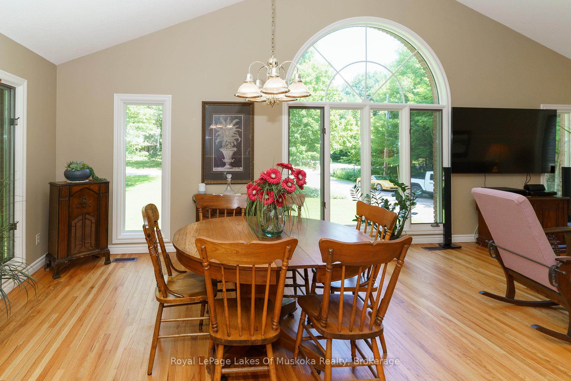 Photo 11 of 1020 Amelia Crescent, Gravenhurst, Morrison — HOMEH