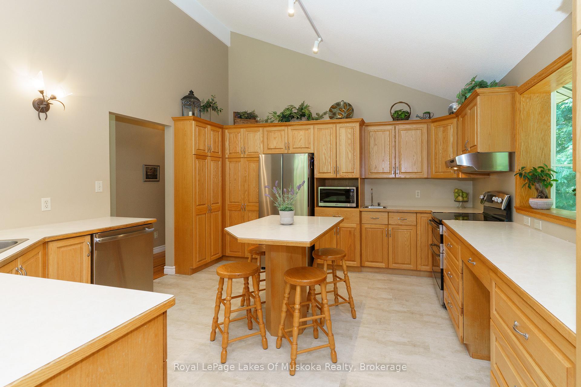 Photo 12 of 1020 Amelia Crescent, Gravenhurst, Morrison — HOMEH