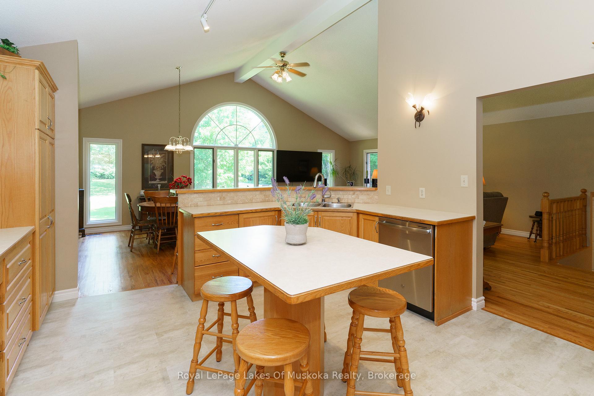 Photo 13 of 1020 Amelia Crescent, Gravenhurst, Morrison — HOMEH