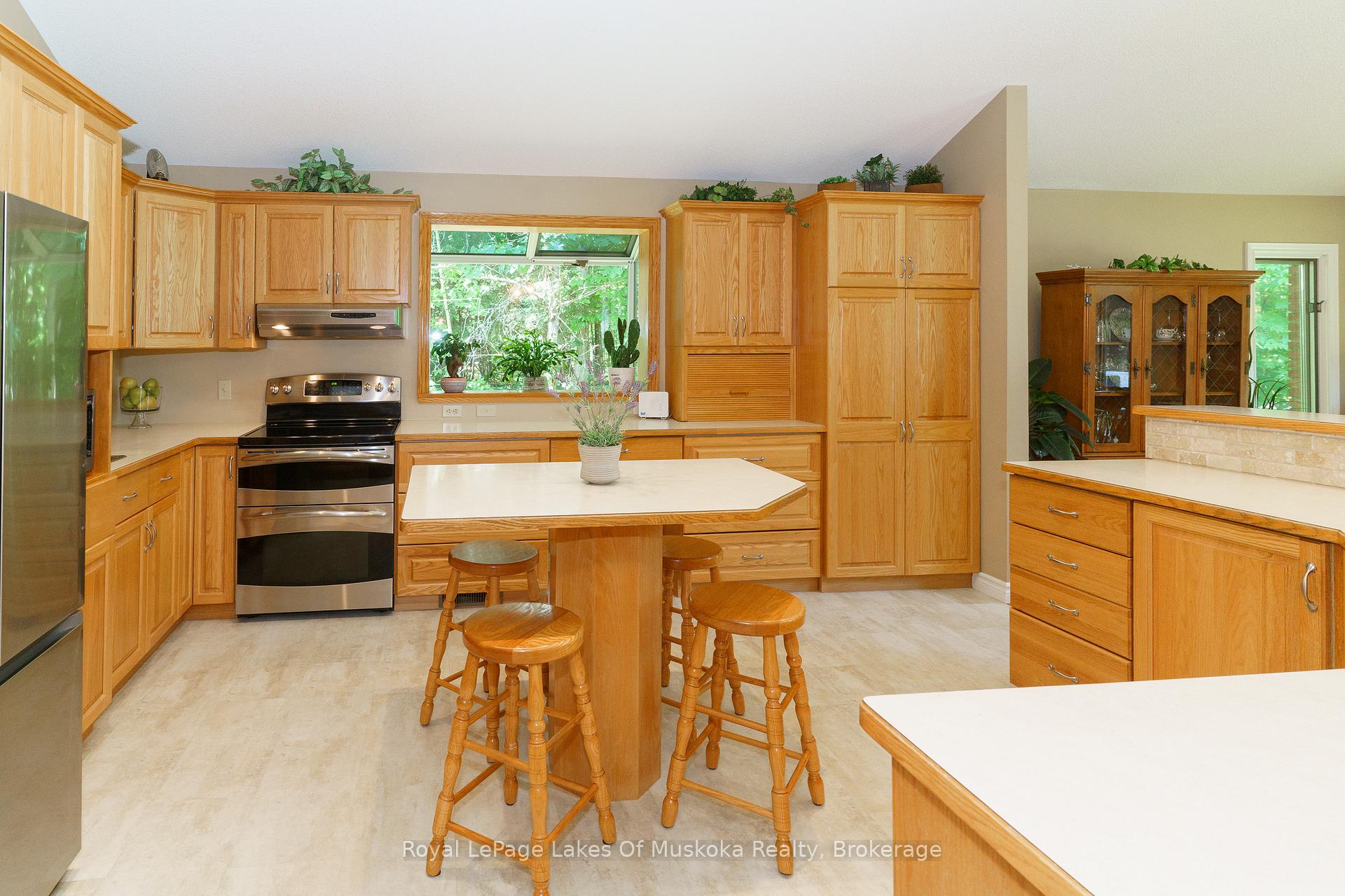 Photo 14 of 1020 Amelia Crescent, Gravenhurst, Morrison — HOMEH