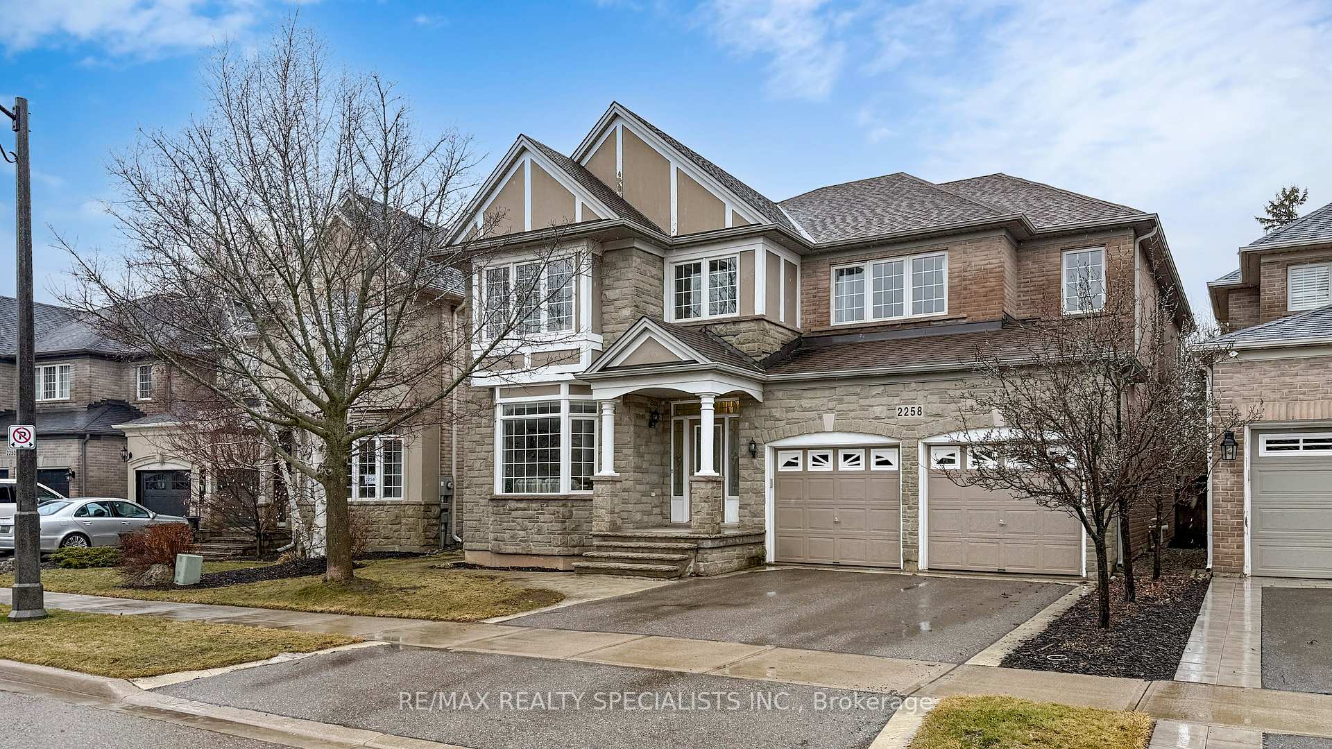 Photo 2 of 2258 Rochester Circle, Oakville, Bronte Creek — HOMEH