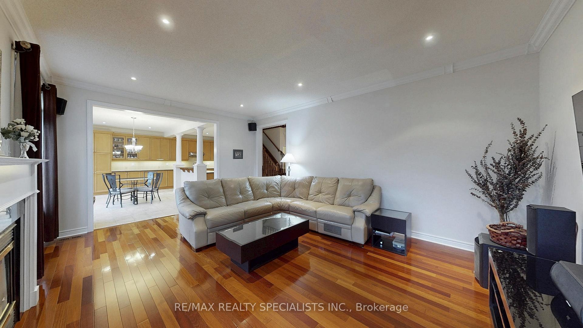 Photo 4 of 2258 Rochester Circle, Oakville, Bronte Creek — HOMEH