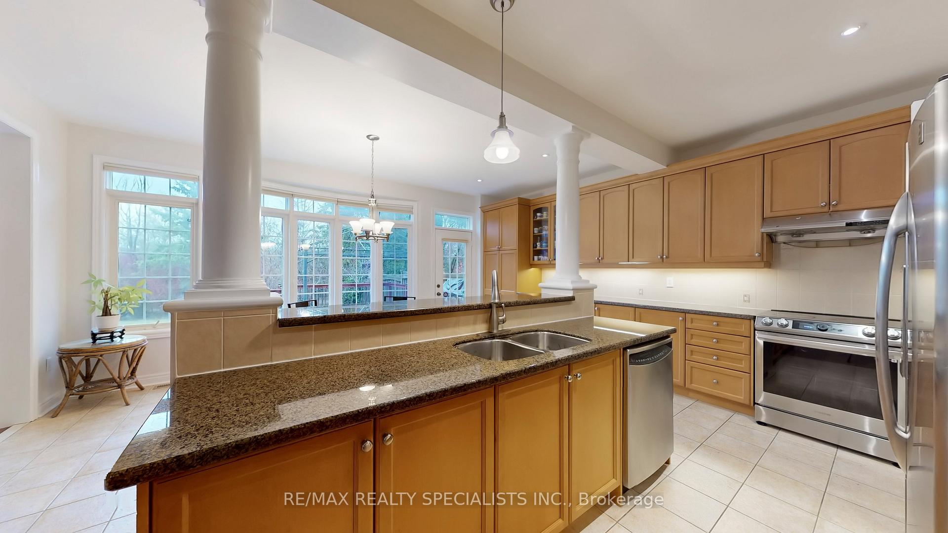 Photo 8 of 2258 Rochester Circle, Oakville, Bronte Creek — HOMEH