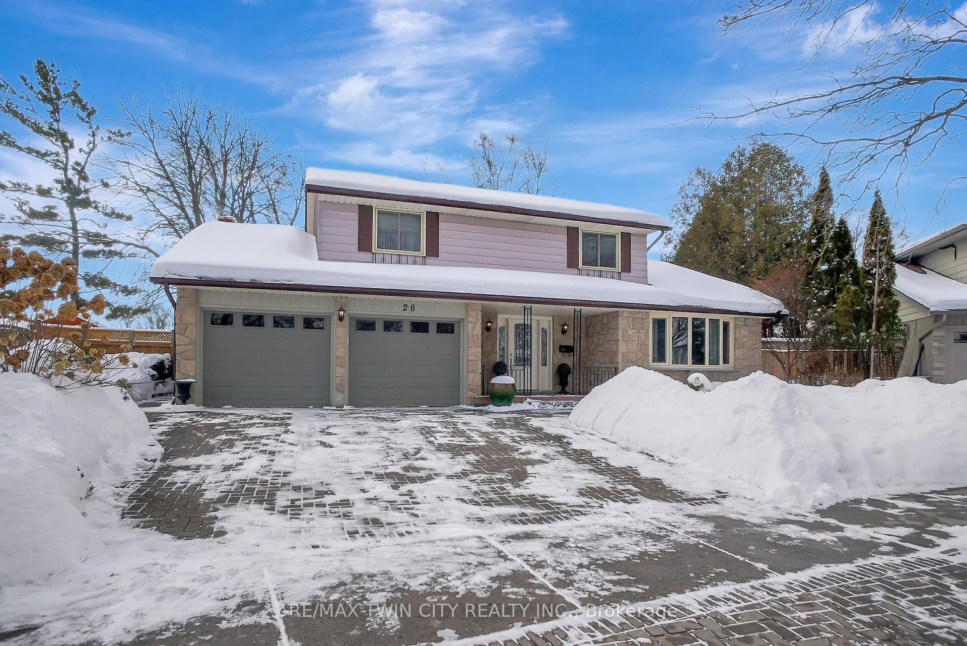 Front of 28 Upper Canada Place