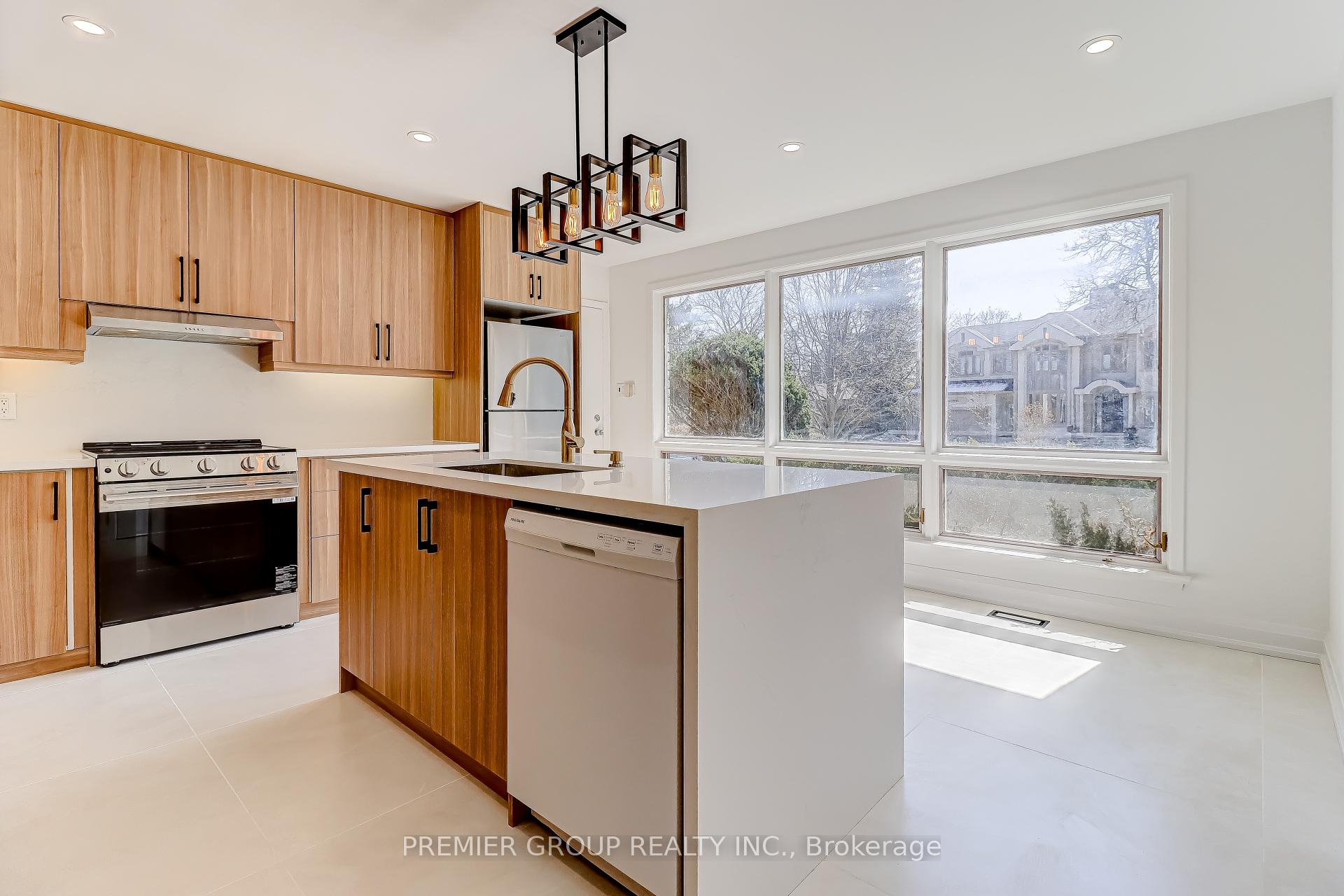 Photo 5 of 83 Larkfield Drive, North York, Banbury-Don Mills — HOMEH