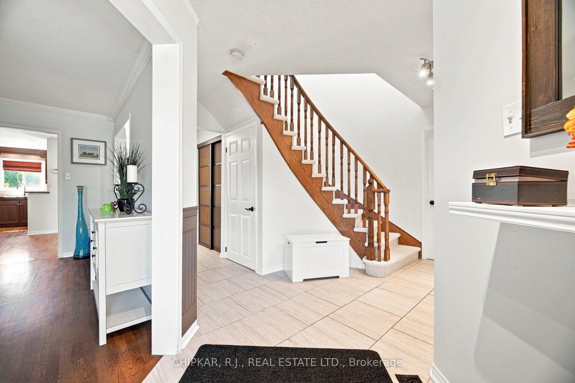 Photo 4 of 41 Chester Crescent, Halton Hills, Georgetown — HOMEH
