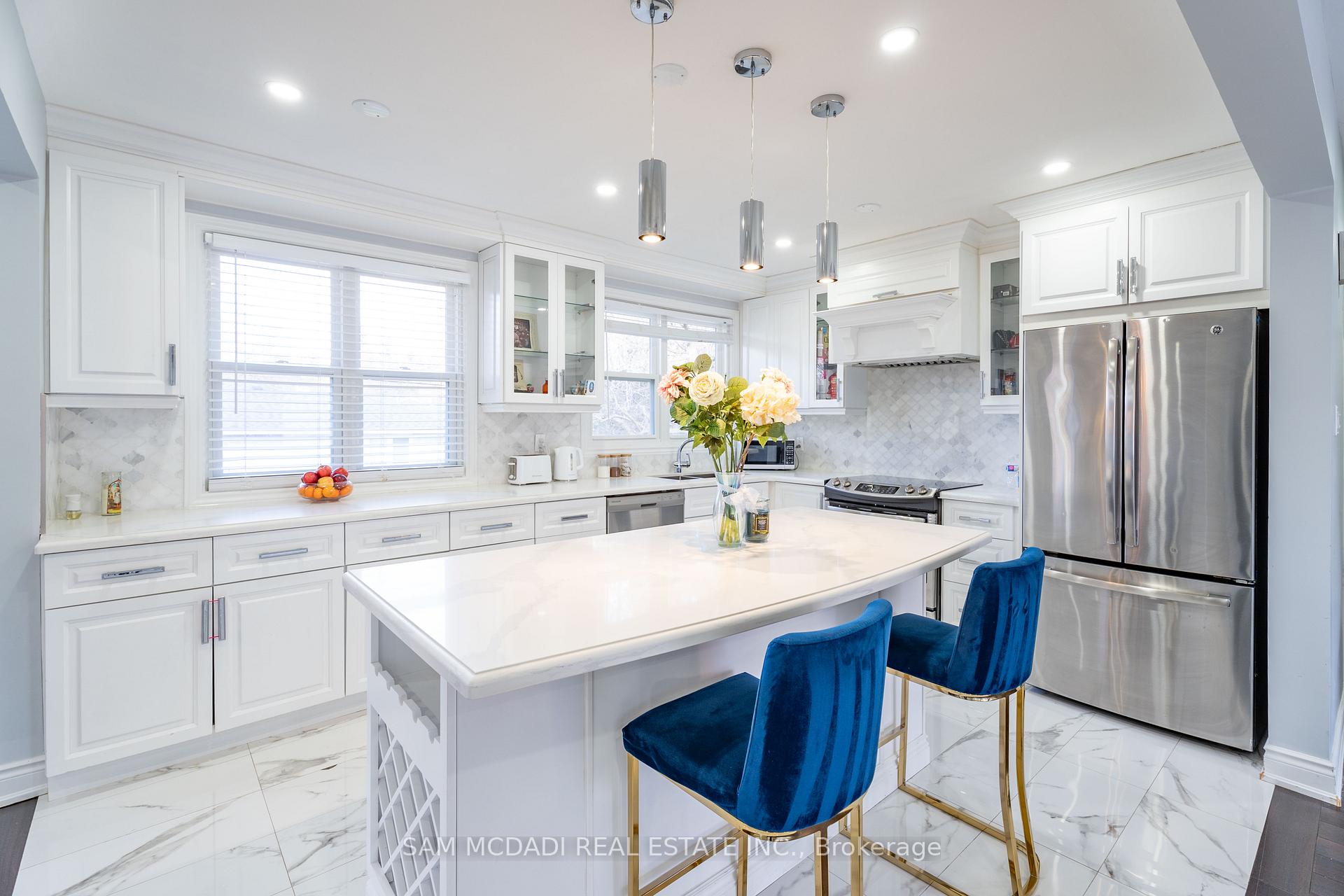 Photo 4 of 54 Bearbury Drive, Etobicoke, Markland Wood — HOMEH