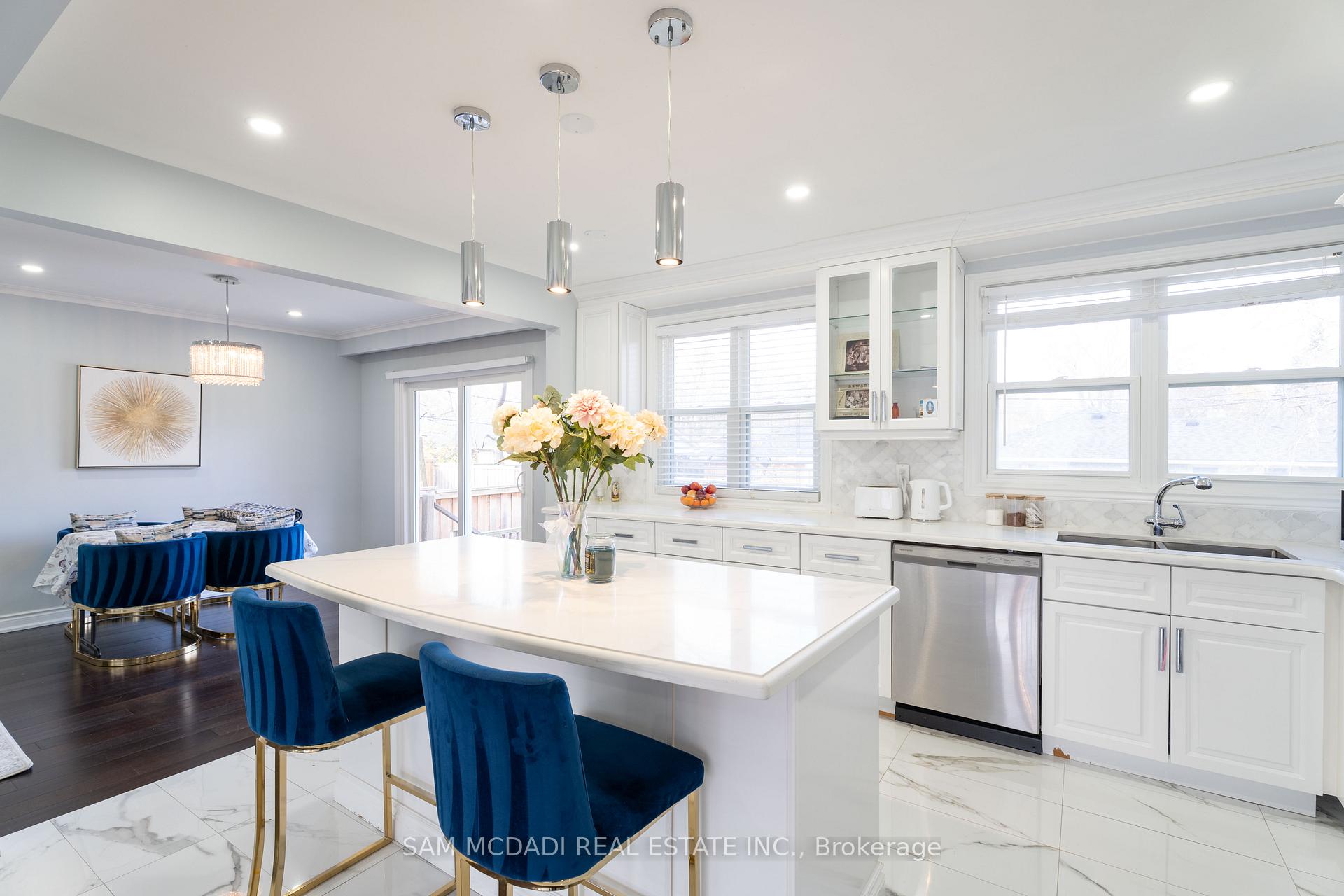 Photo 5 of 54 Bearbury Drive, Etobicoke, Markland Wood — HOMEH