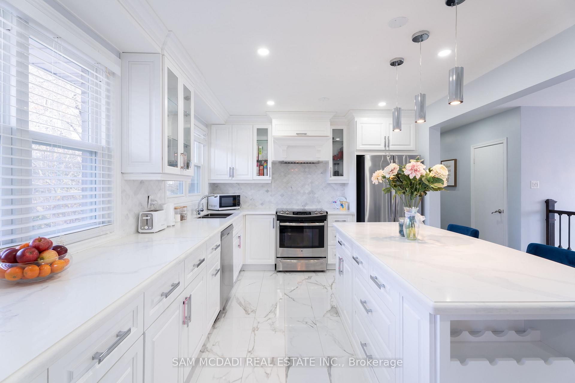 Photo 7 of 54 Bearbury Drive, Etobicoke, Markland Wood — HOMEH
