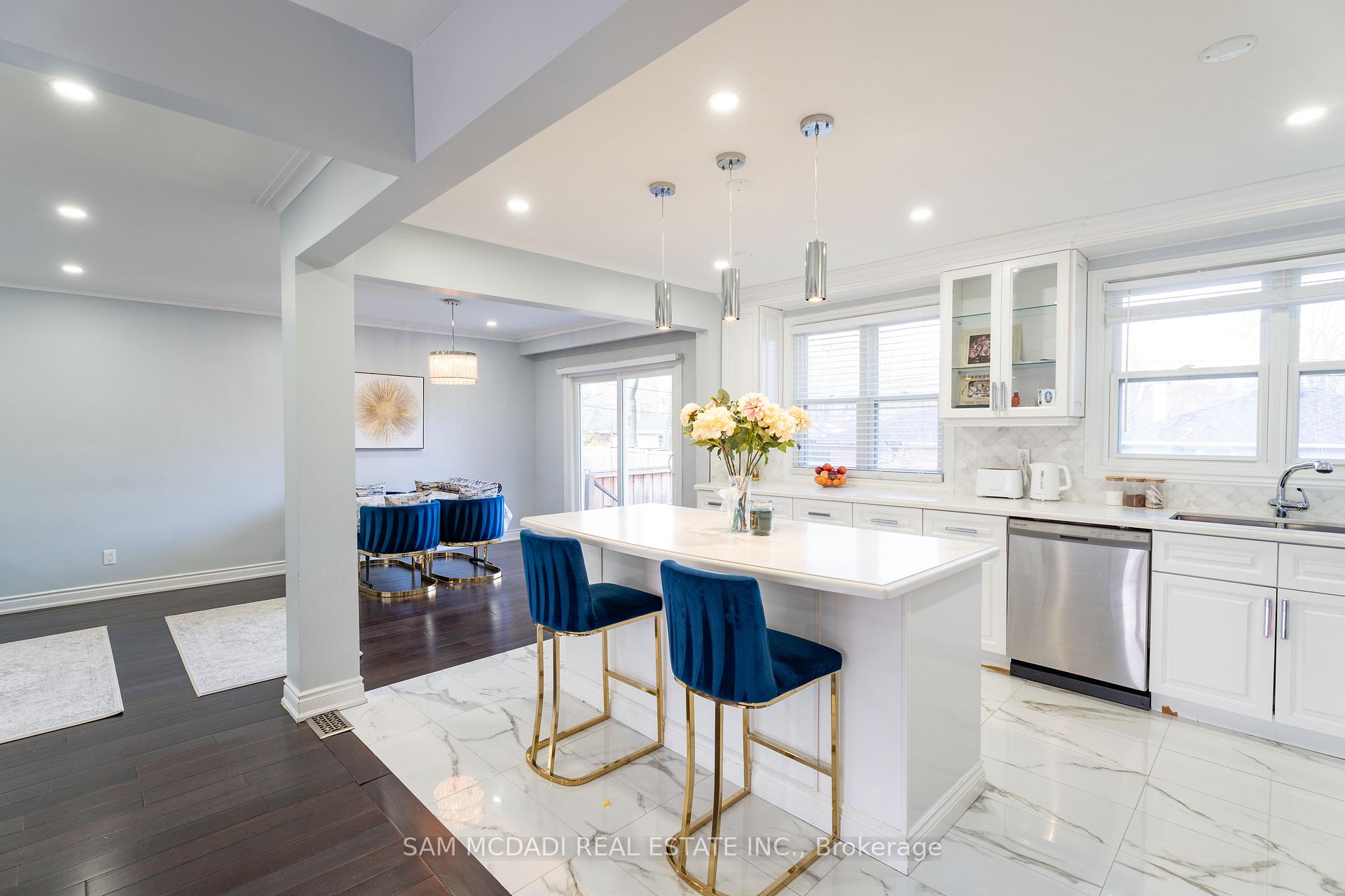 Photo 9 of 54 Bearbury Drive, Etobicoke, Markland Wood — HOMEH