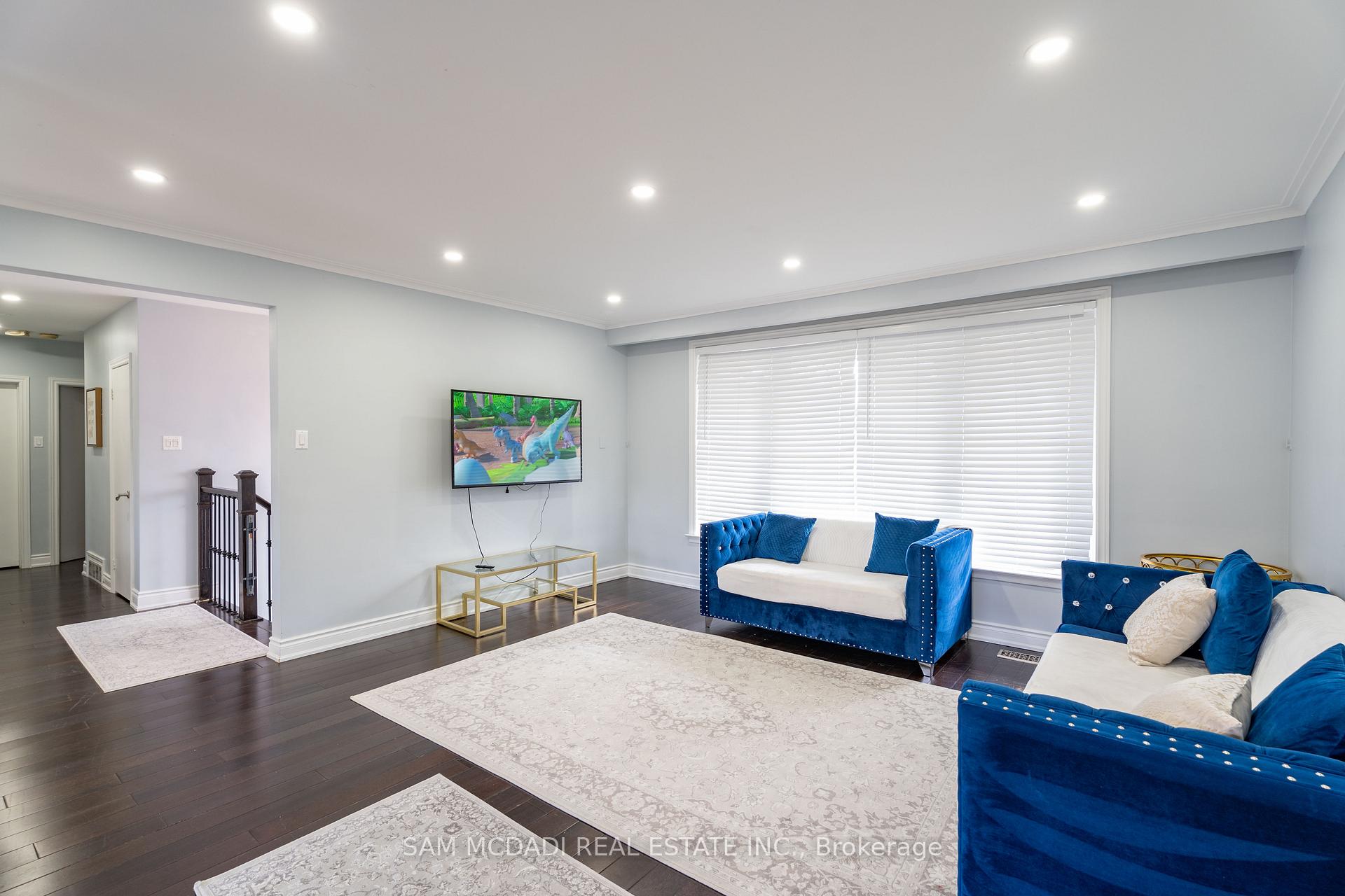 Photo 11 of 54 Bearbury Drive, Etobicoke, Markland Wood — HOMEH